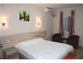 Guest room at the Super 8 by Wyndham Zhenjiang Jiangsu University Xue Fu Lu in Zhenjiang, Other than US/Canada