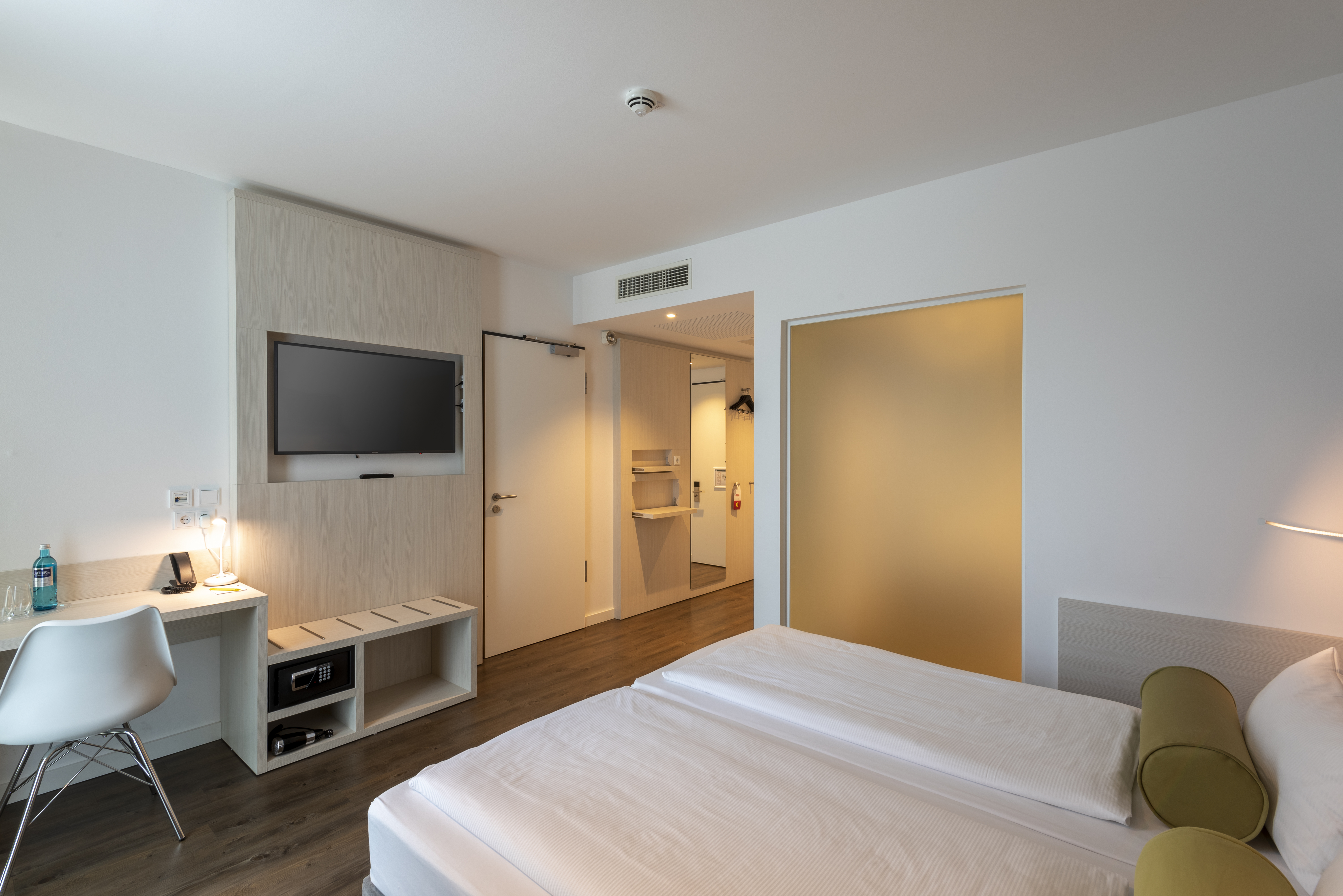 Guest room at the Super 8 by Wyndham Dresden in Dresden, Other than US/Canada