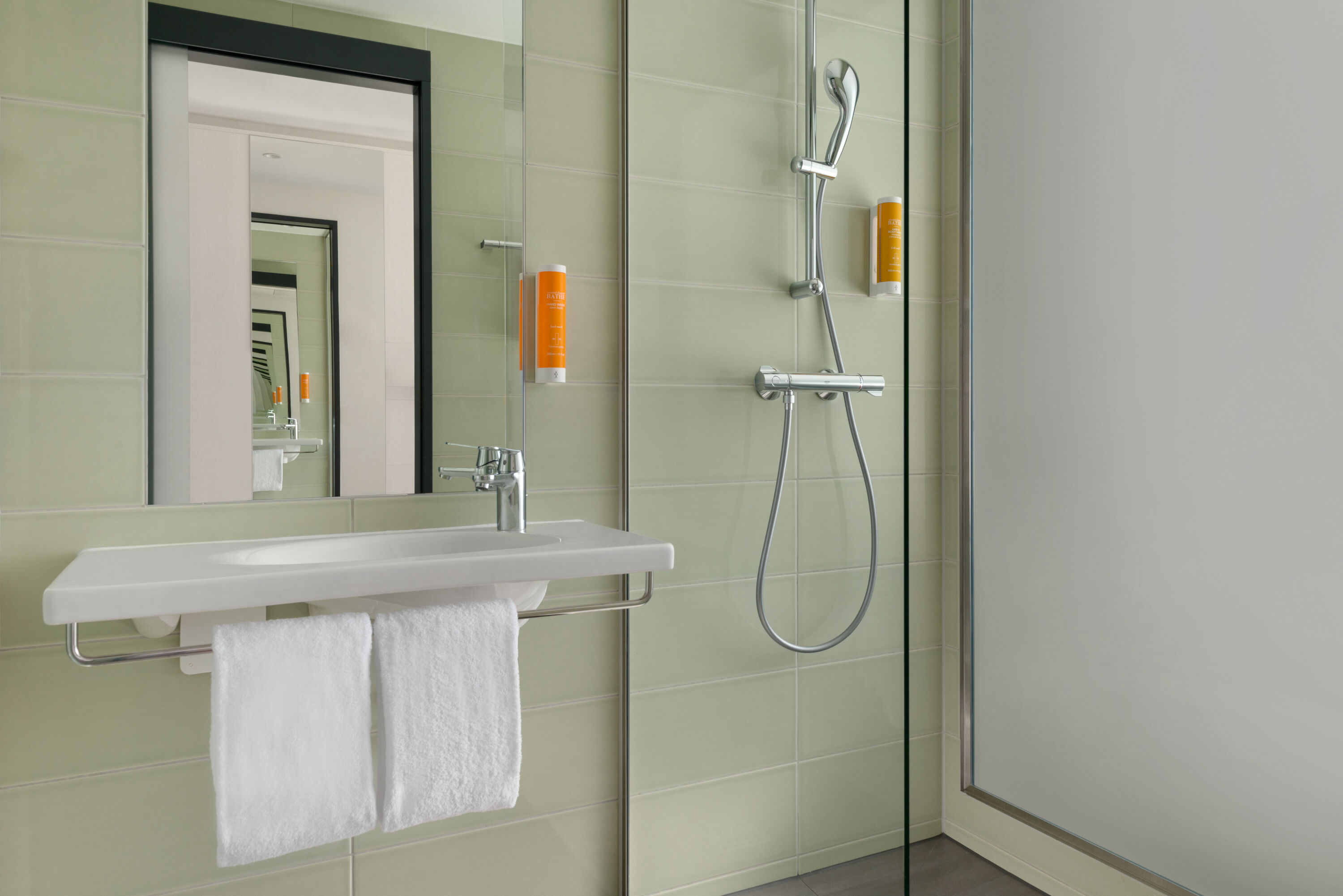 Guest room bath at the Super 8 by Wyndham Mainz Zollhafen in Mainz, Other than US/Canada