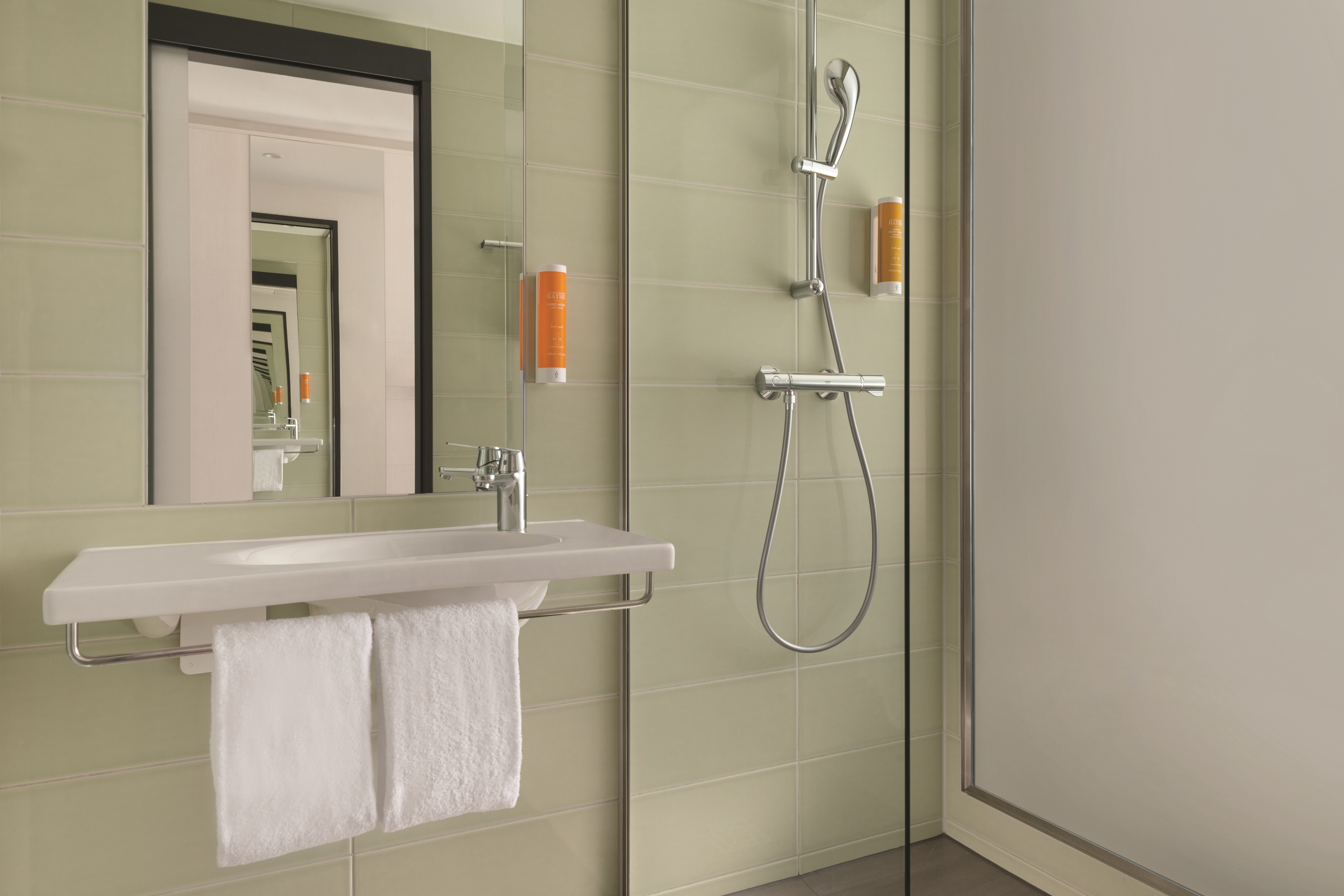 Guest room bath at the Super 8 by Wyndham Mainz Zollhafen in Mainz, Other than US/Canada