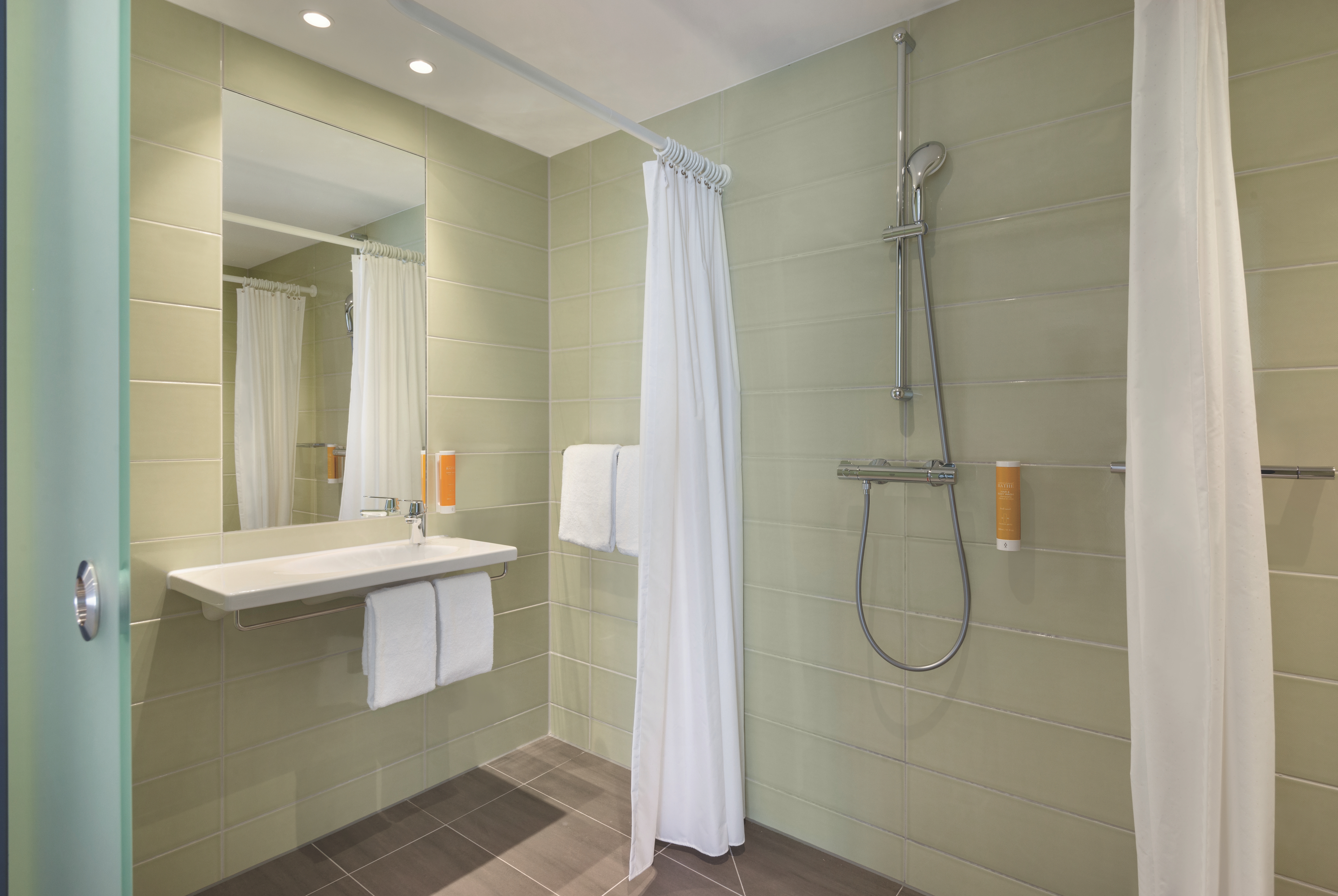 Guest room bath at the Super 8 by Wyndham Mainz Zollhafen in Mainz, Other than US/Canada