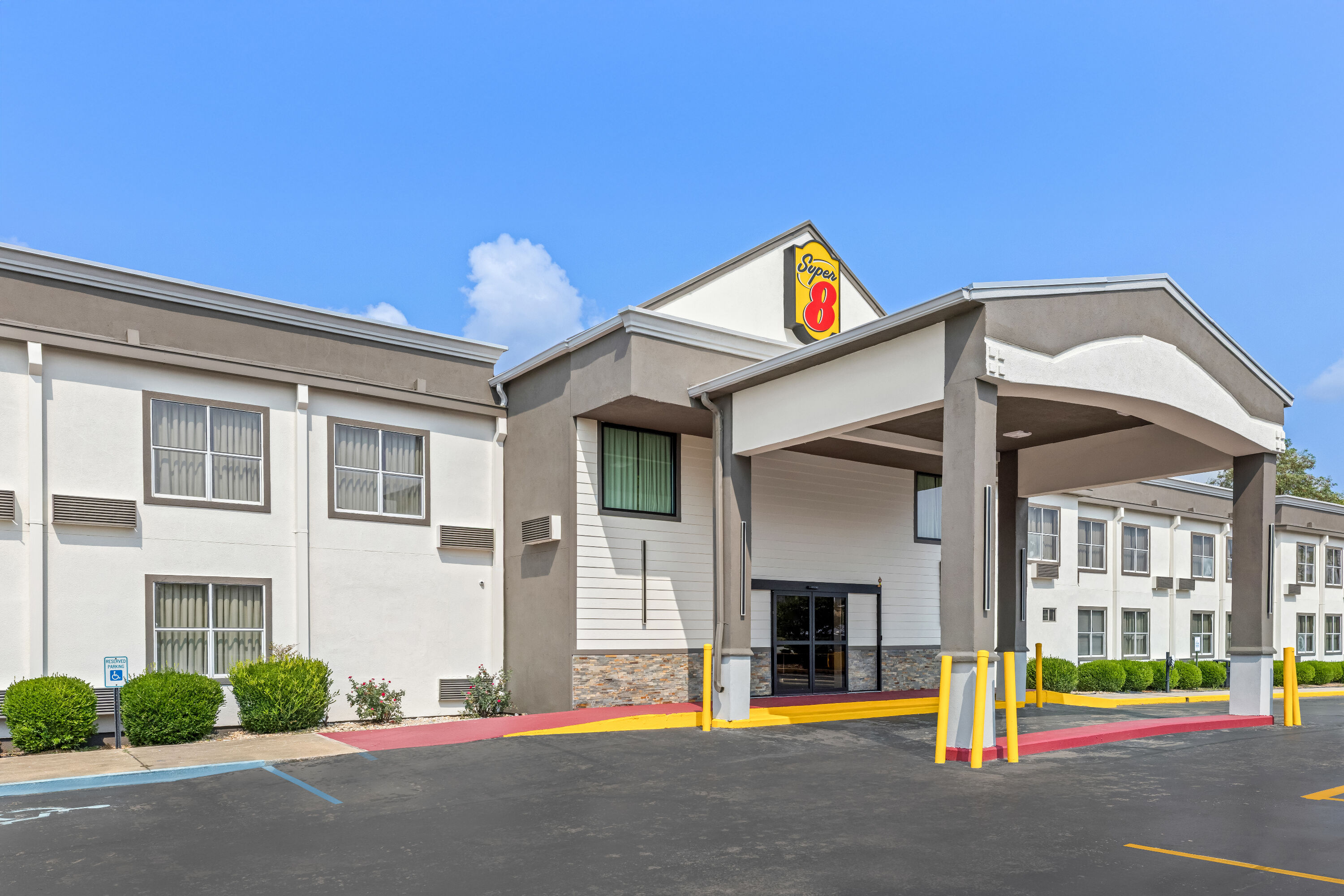 Exterior Day Image of Super 8 by Wyndham Athens hotel in Athens, Alabama