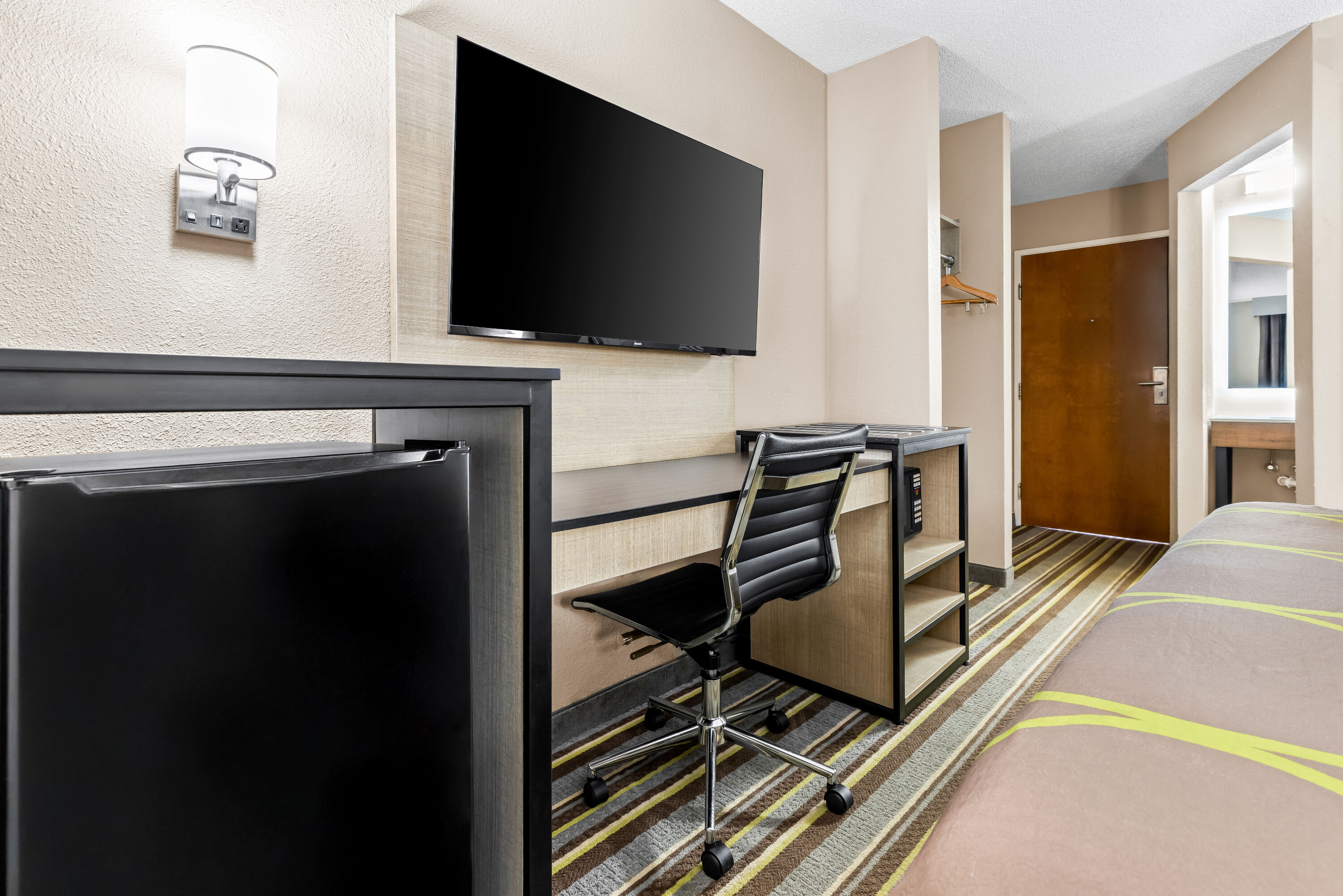 King bed guest room at the Super 8 by Wyndham Athens in Athens, Alabama