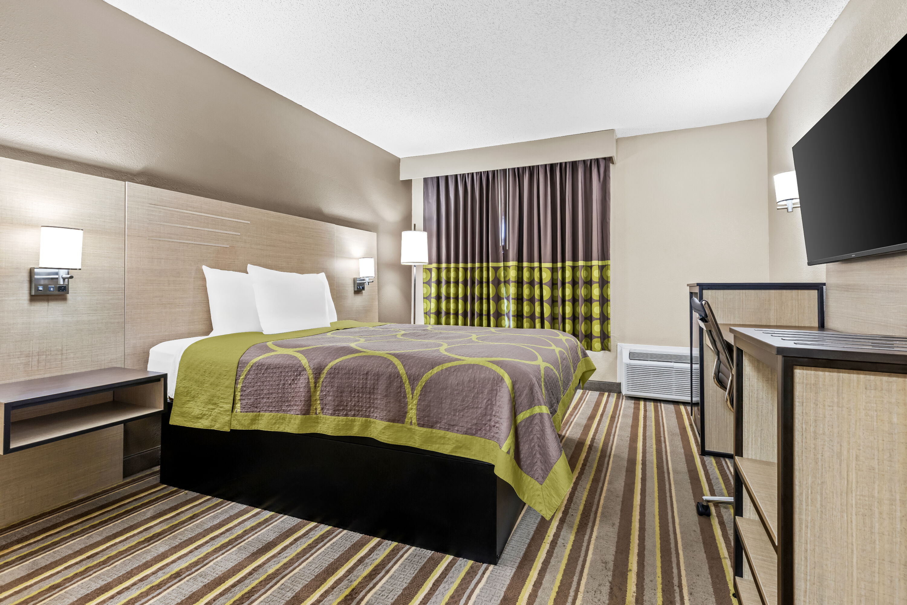 Queen bed guest room at the Super 8 by Wyndham Athens in Athens, Alabama