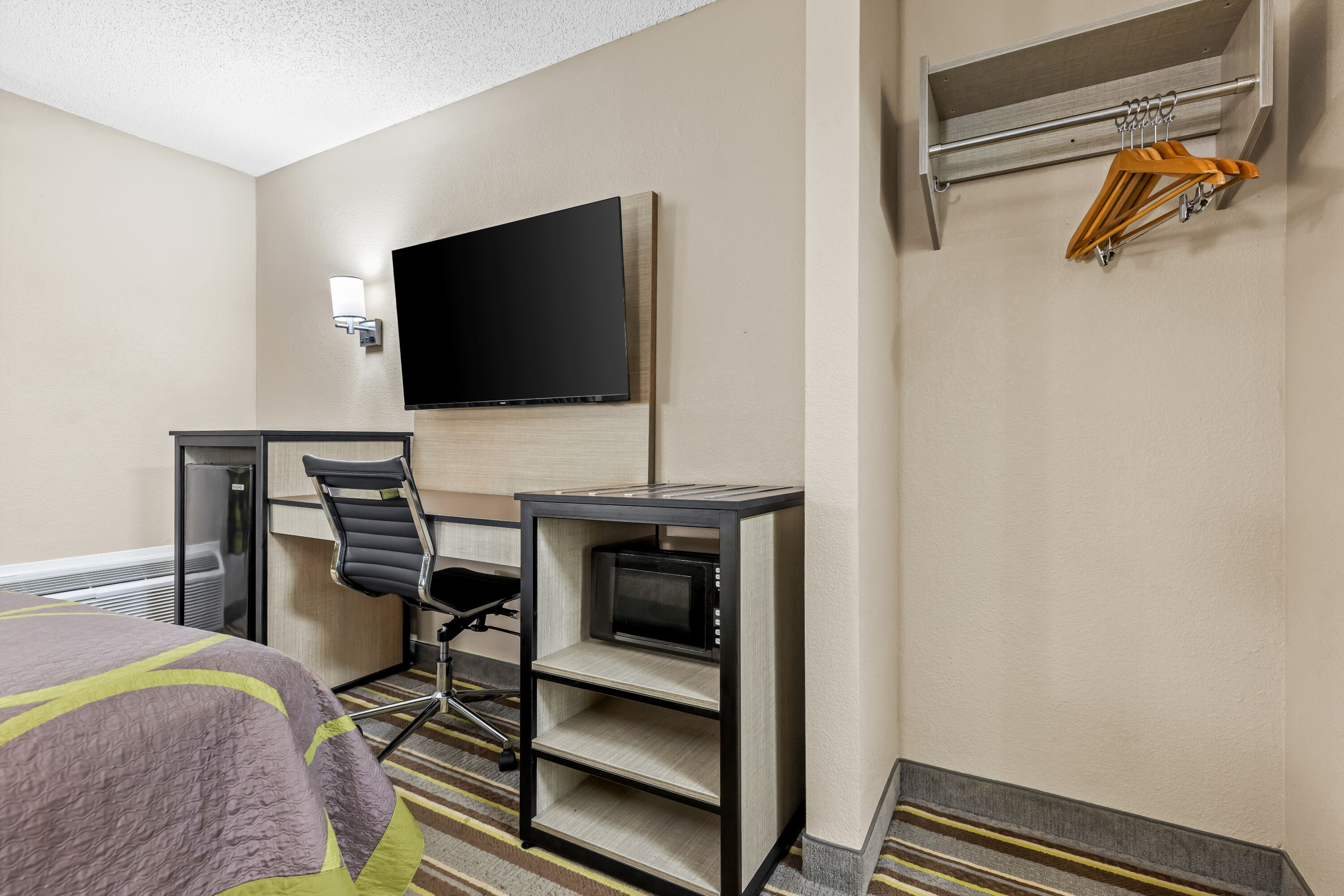 Queen bed guest room at the Super 8 by Wyndham Athens in Athens, Alabama