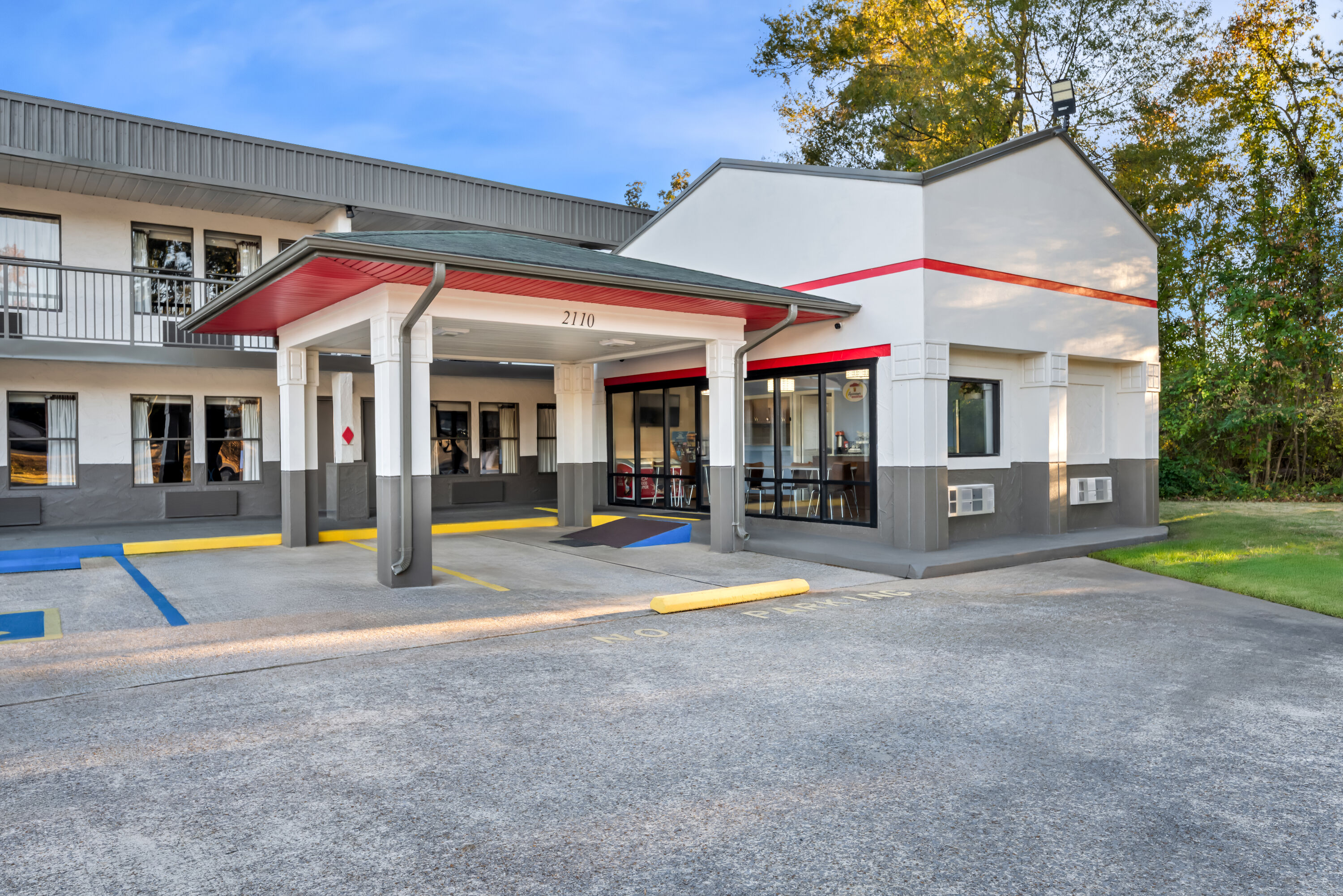 Exterior Day Image of Super 8 by Wyndham Gadsden AL hotel in Gadsden, Alabama