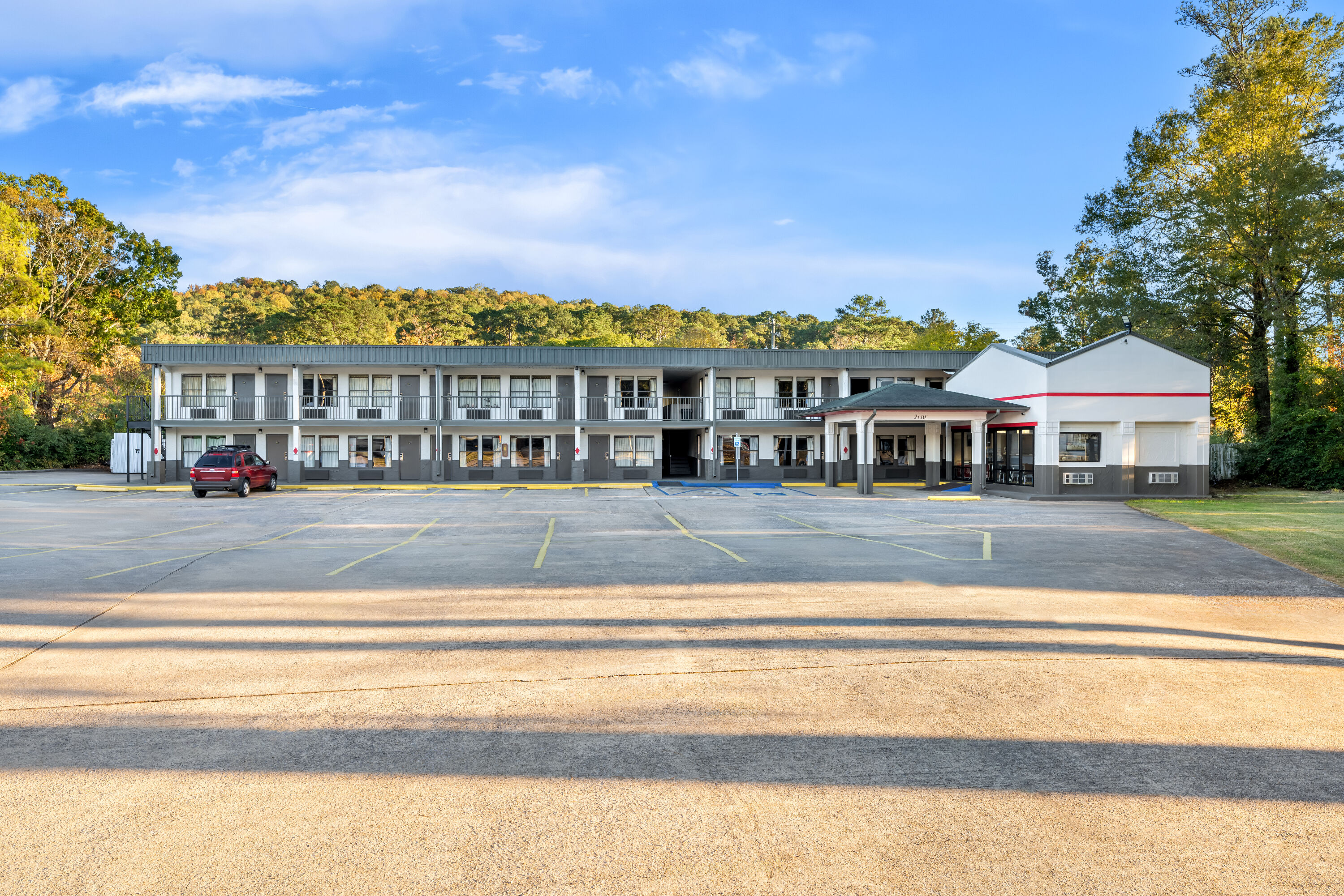 Exterior Day Image of Super 8 by Wyndham Gadsden AL hotel in Gadsden, Alabama