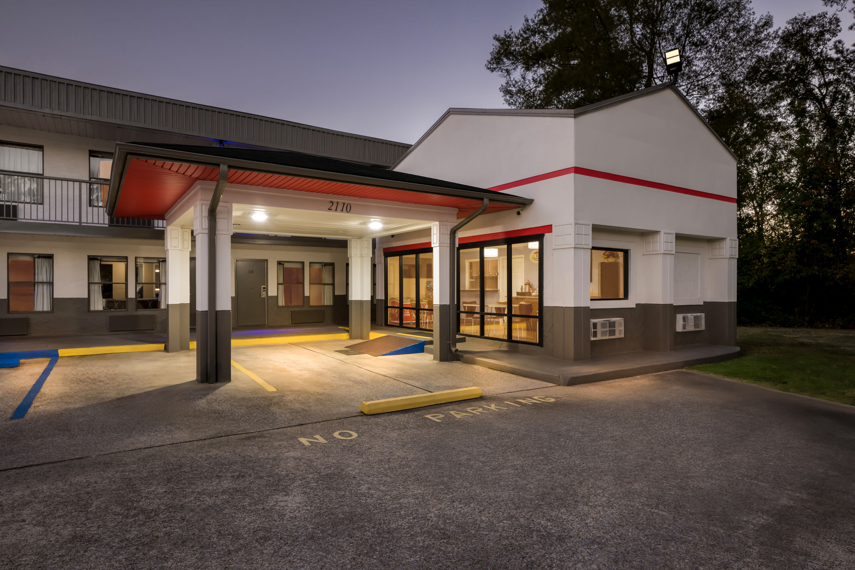 Exterior Night Image of Super 8 by Wyndham Gadsden AL hotel in Gadsden, Alabama