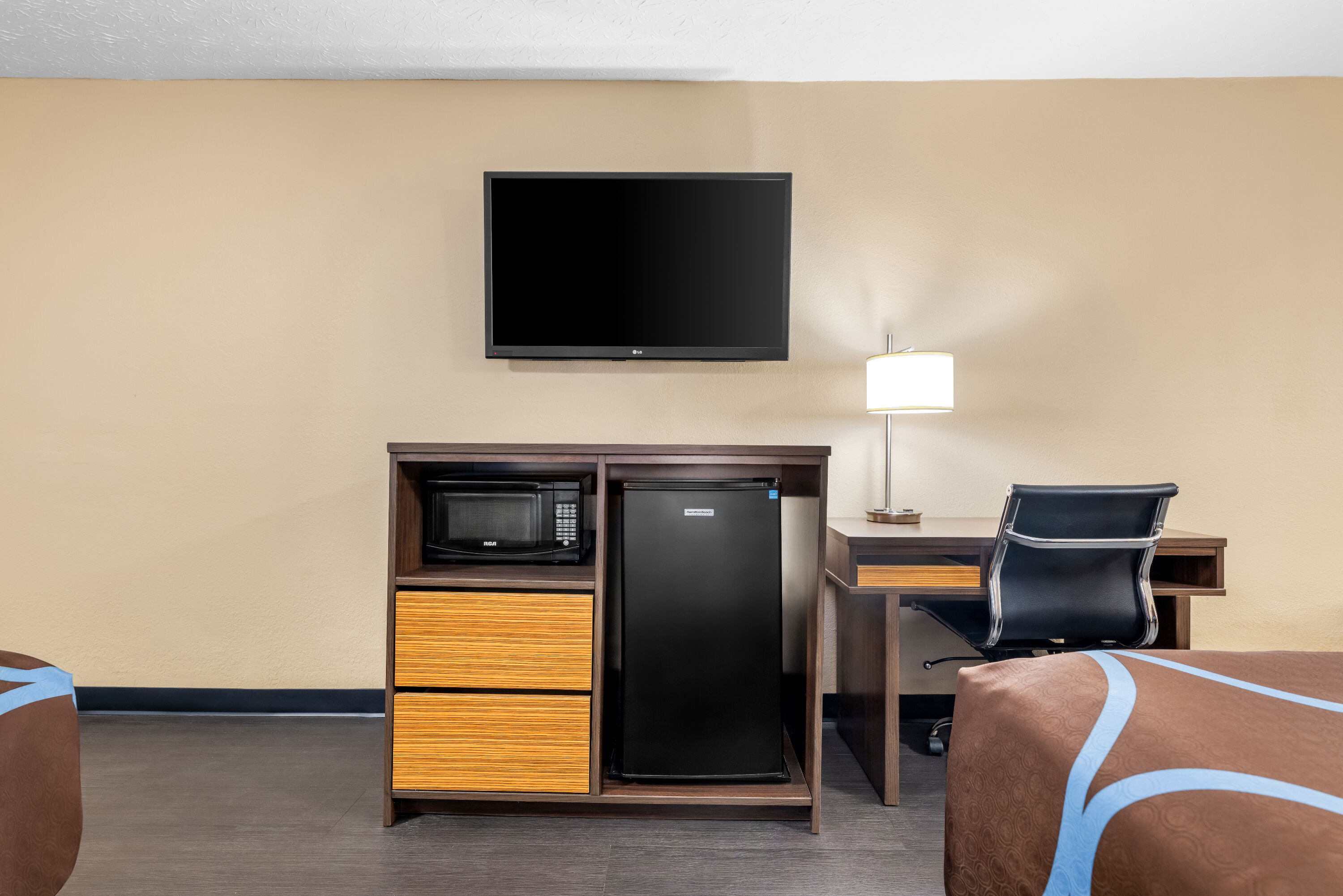 Double bed guest room at the Super 8 by Wyndham Gadsden AL in Gadsden, Alabama