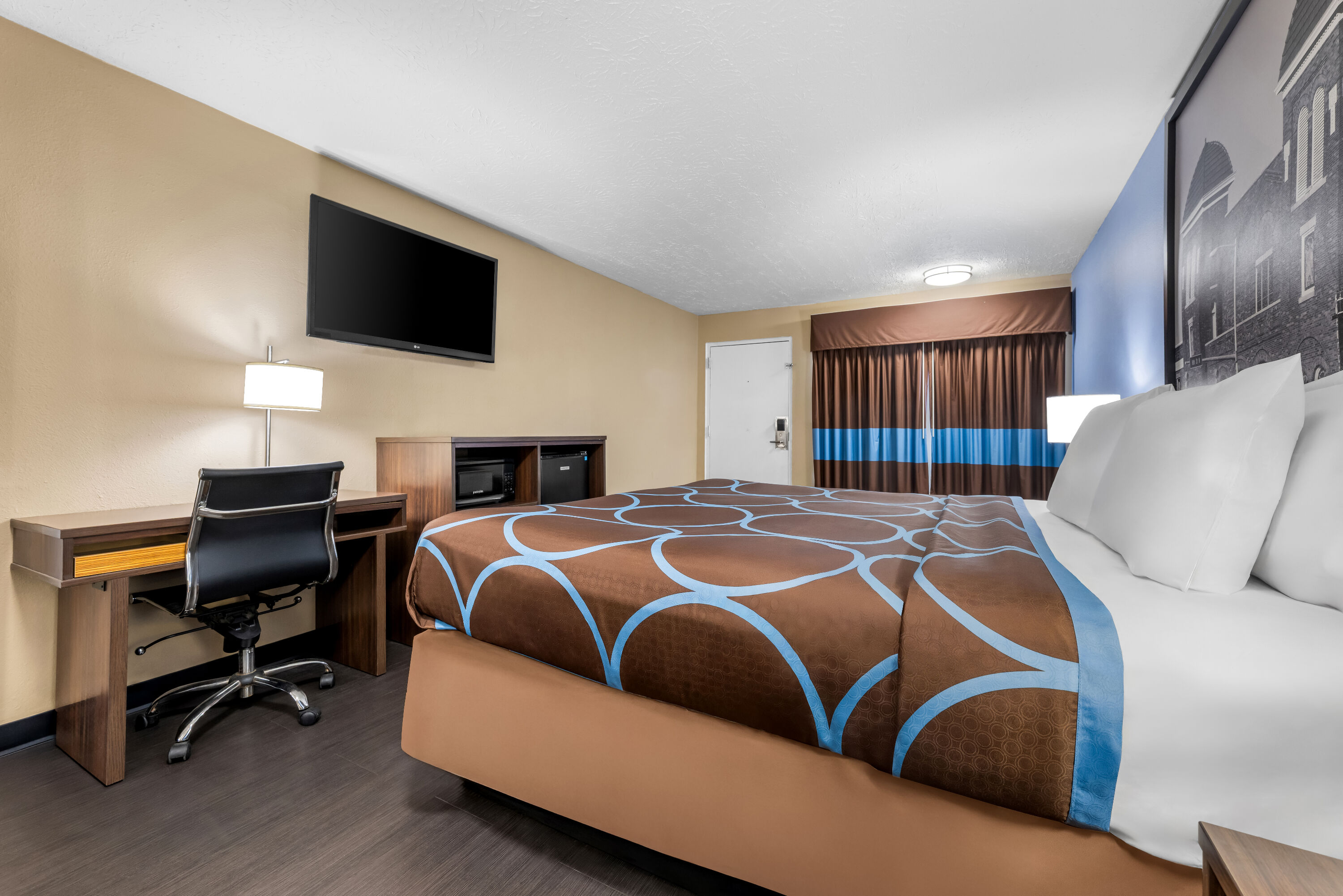 King bed guest room at the Super 8 by Wyndham Gadsden AL in Gadsden, Alabama