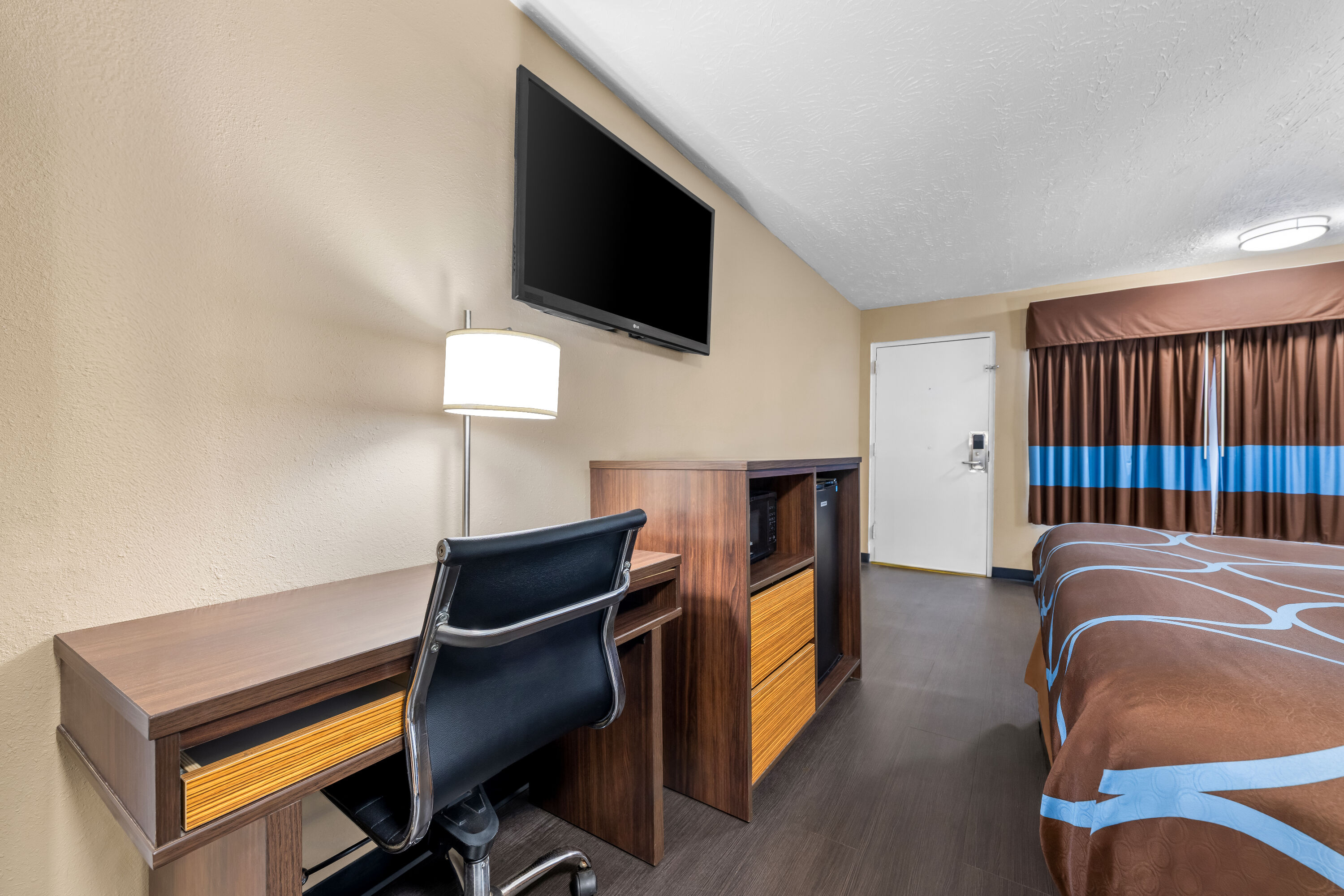 King bed guest room at the Super 8 by Wyndham Gadsden AL in Gadsden, Alabama