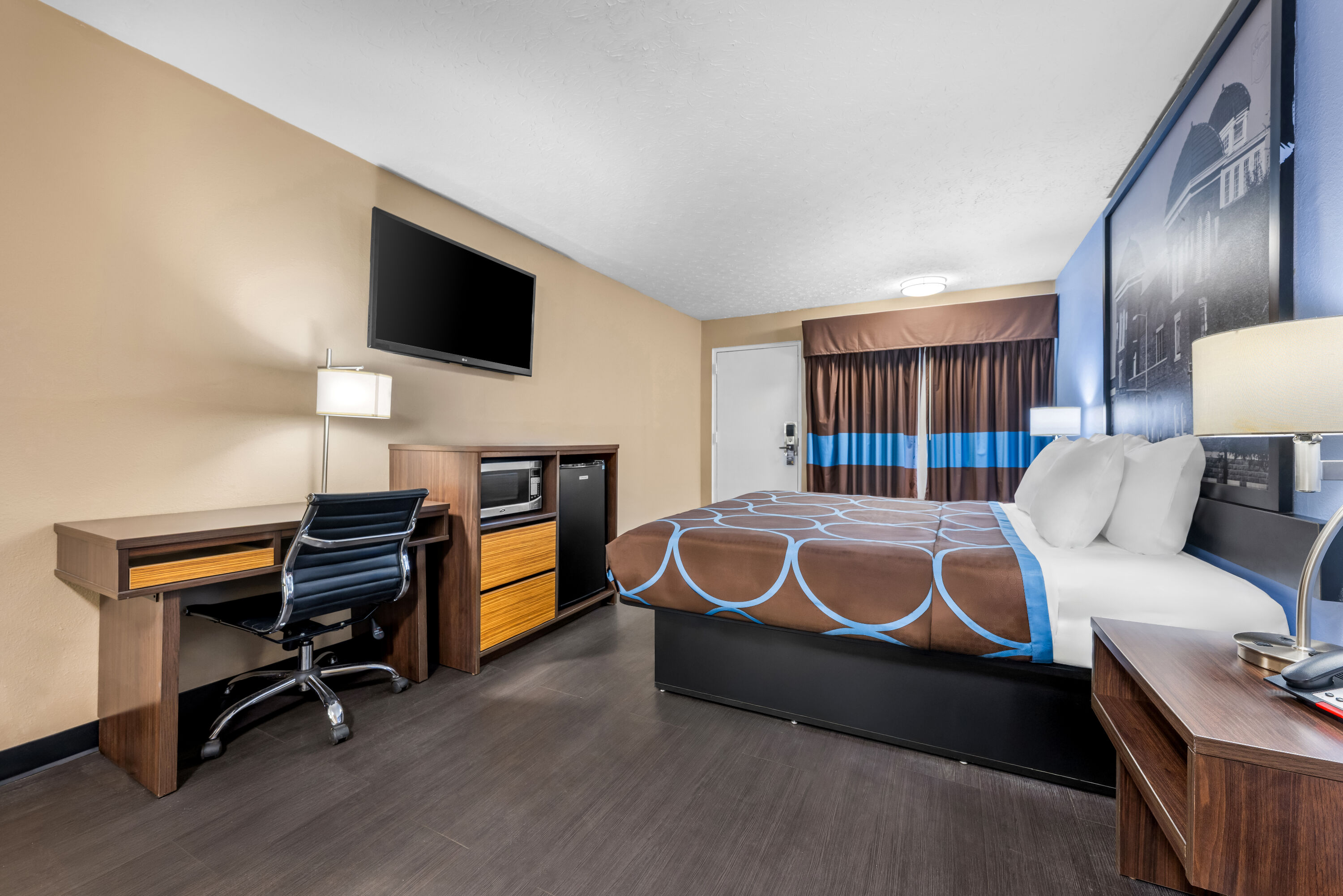 King bed guest room at the Super 8 by Wyndham Gadsden AL in Gadsden, Alabama