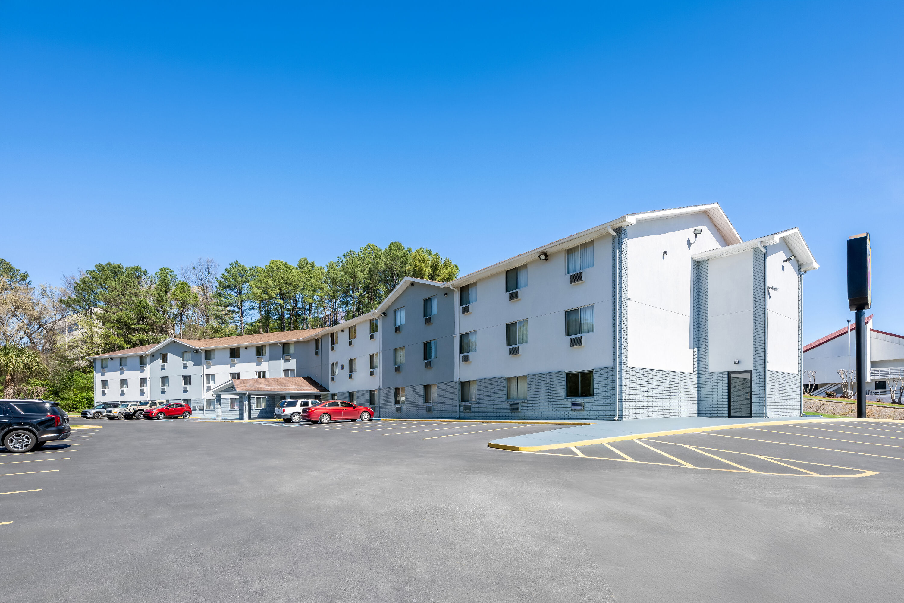 Exterior Day Image of Super 8 by Wyndham Homewood Birmingham Area hotel in Homewood, Alabama