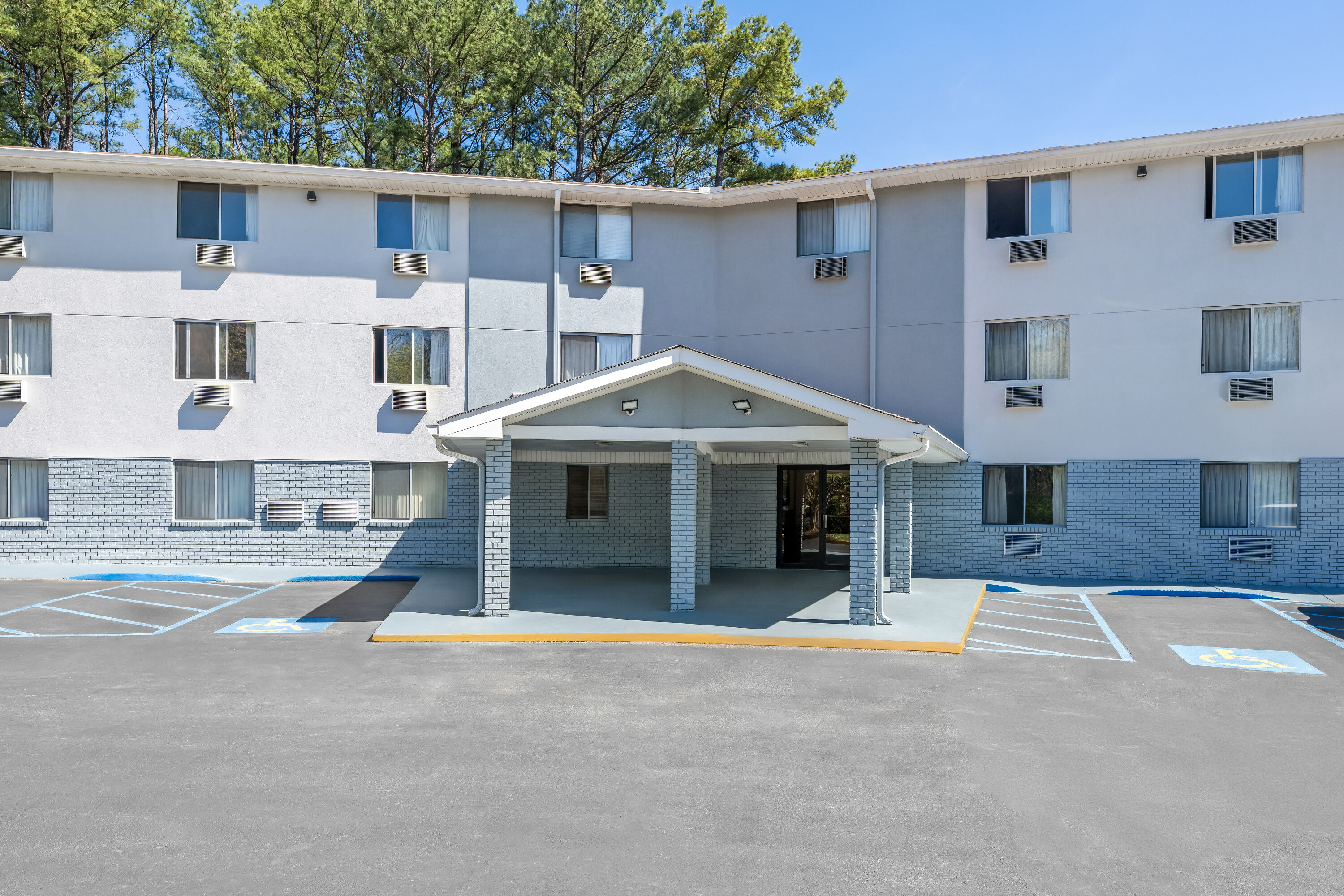 Exterior Day Image of Super 8 by Wyndham Homewood Birmingham Area hotel in Homewood, Alabama