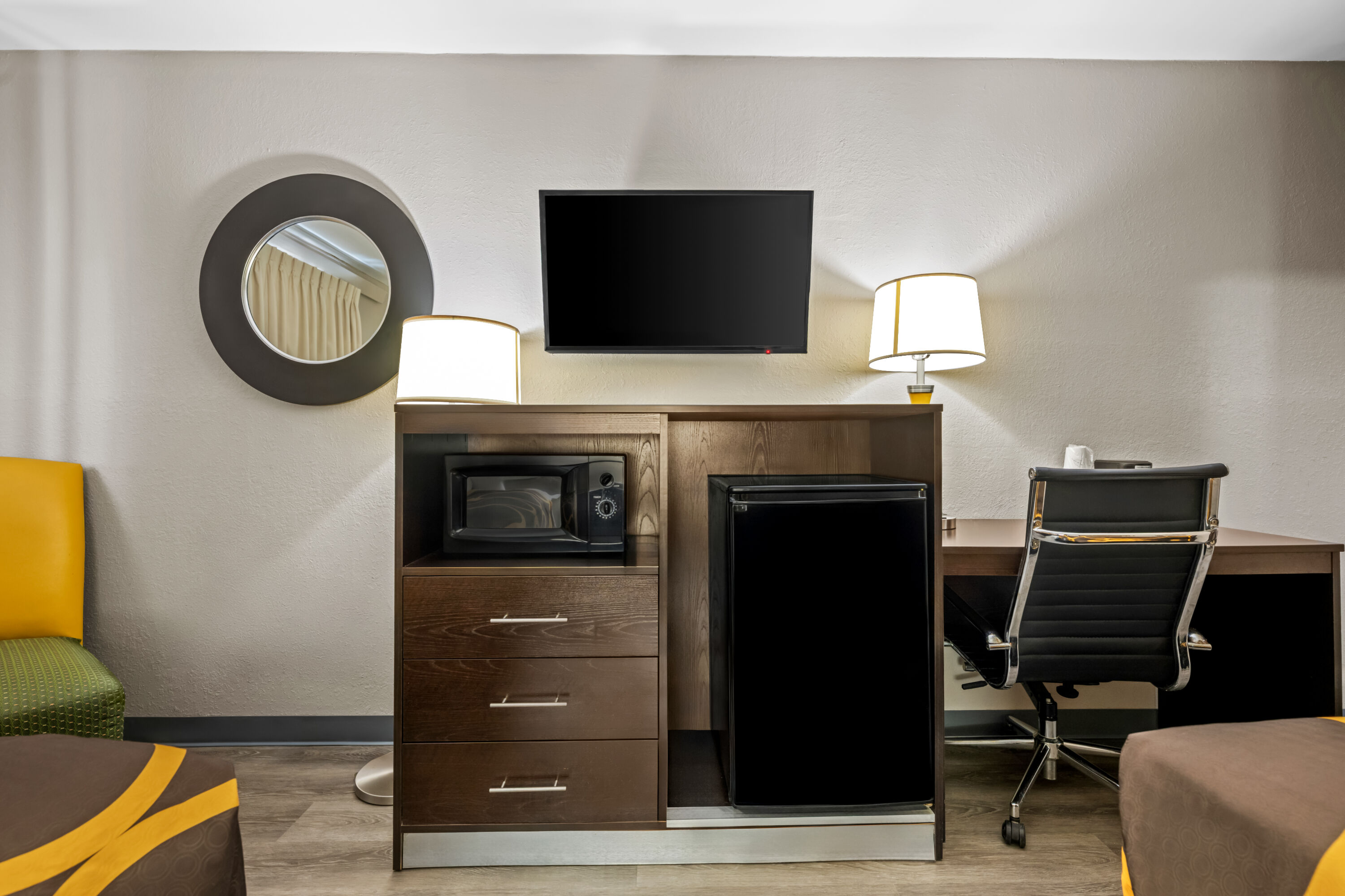 Double bed guest room at the Super 8 by Wyndham Homewood Birmingham Area in Homewood, Alabama