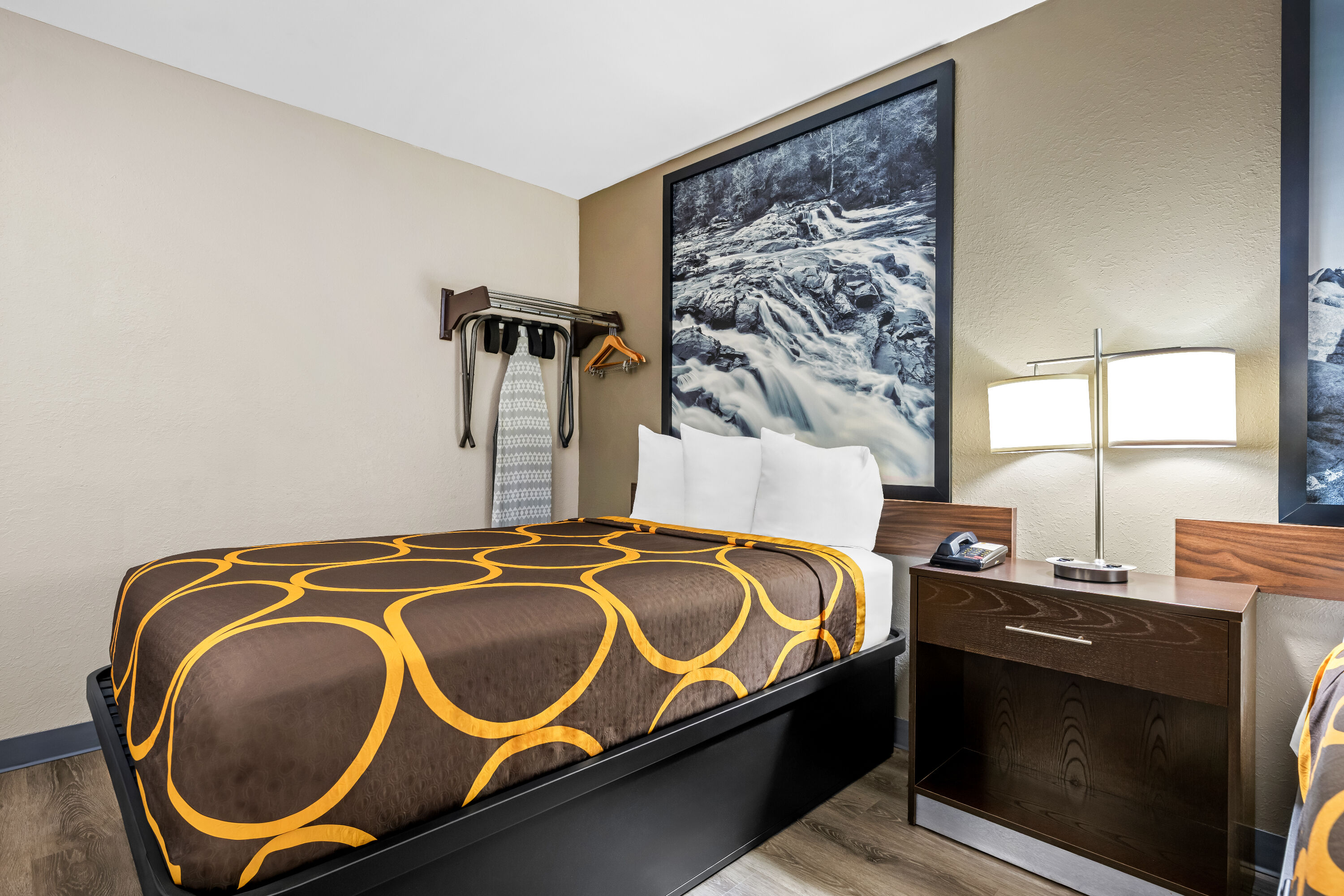 Double bed guest room at the Super 8 by Wyndham Homewood Birmingham Area in Homewood, Alabama