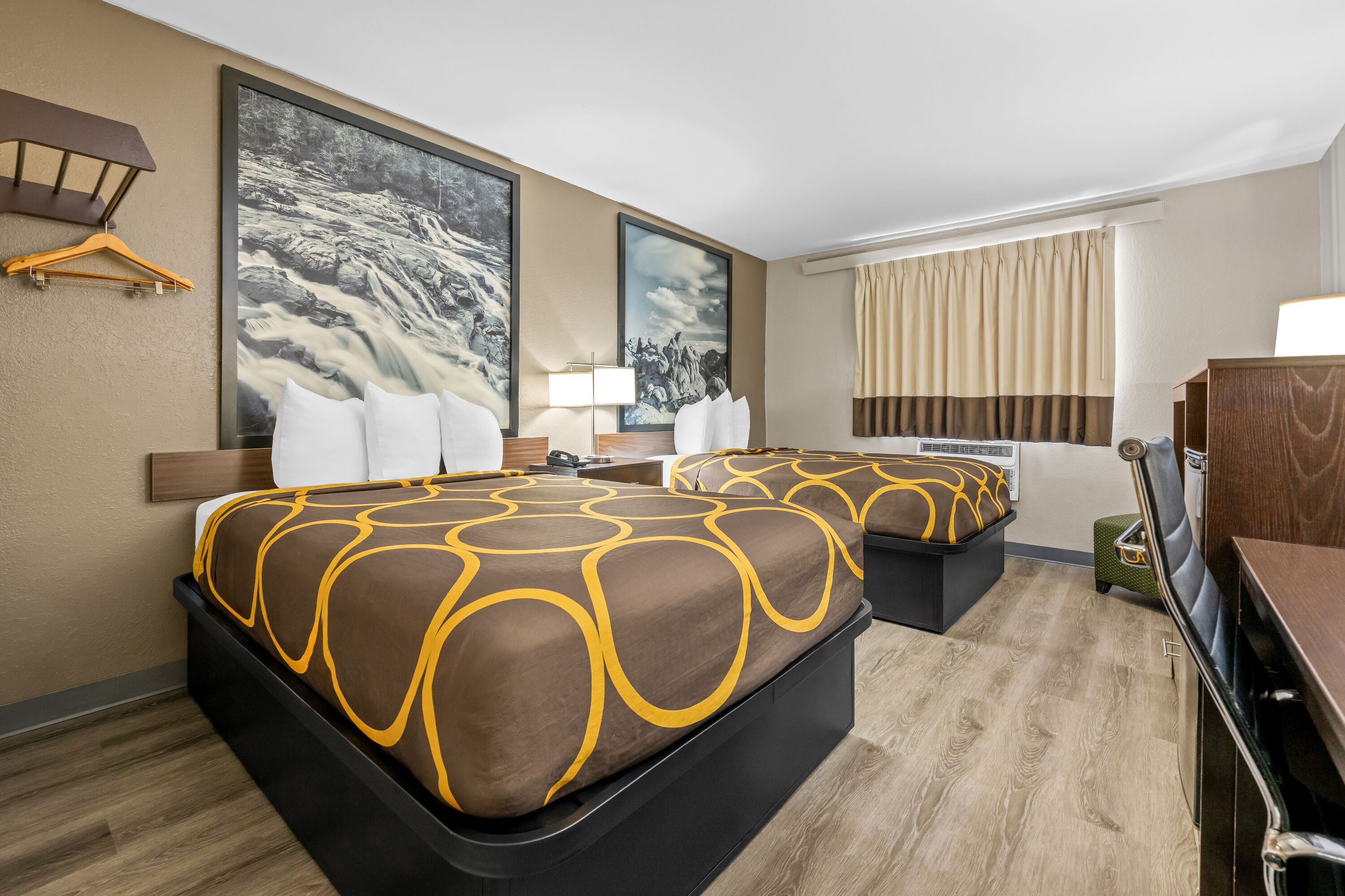 Double bed guest room at the Super 8 by Wyndham Homewood Birmingham Area in Homewood, Alabama