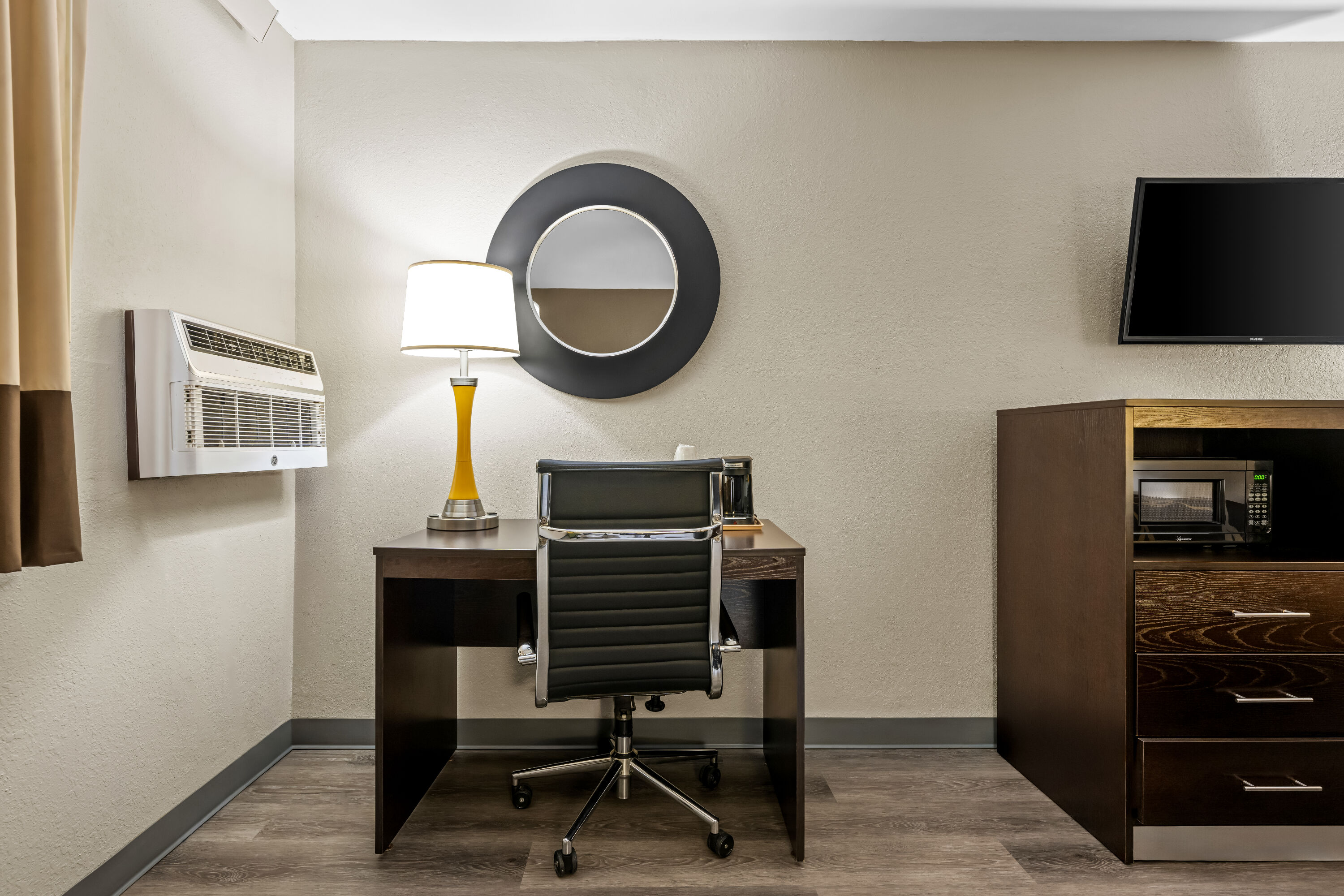 King bed guest room at the Super 8 by Wyndham Homewood Birmingham Area in Homewood, Alabama