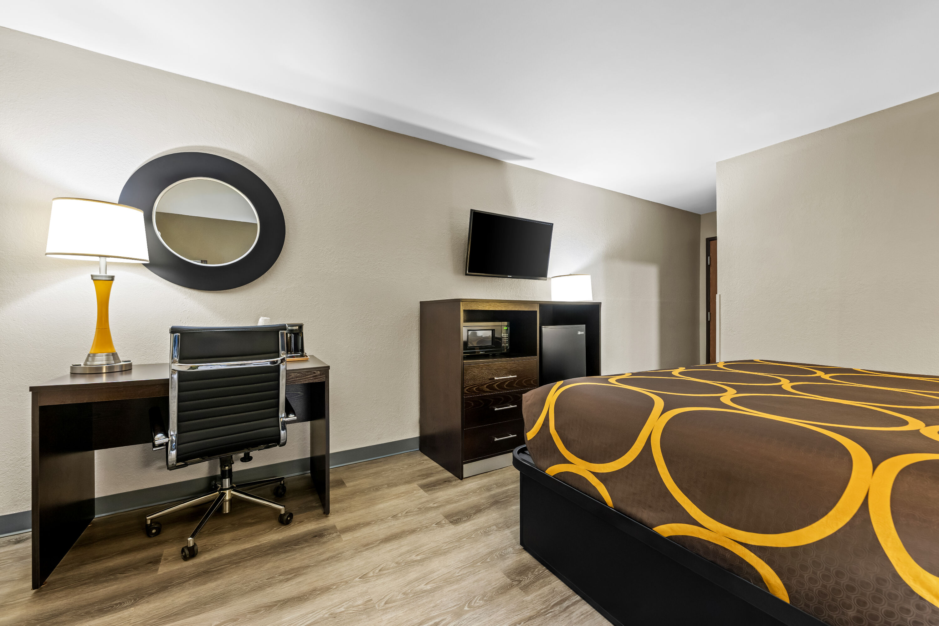 King bed guest room at the Super 8 by Wyndham Homewood Birmingham Area in Homewood, Alabama