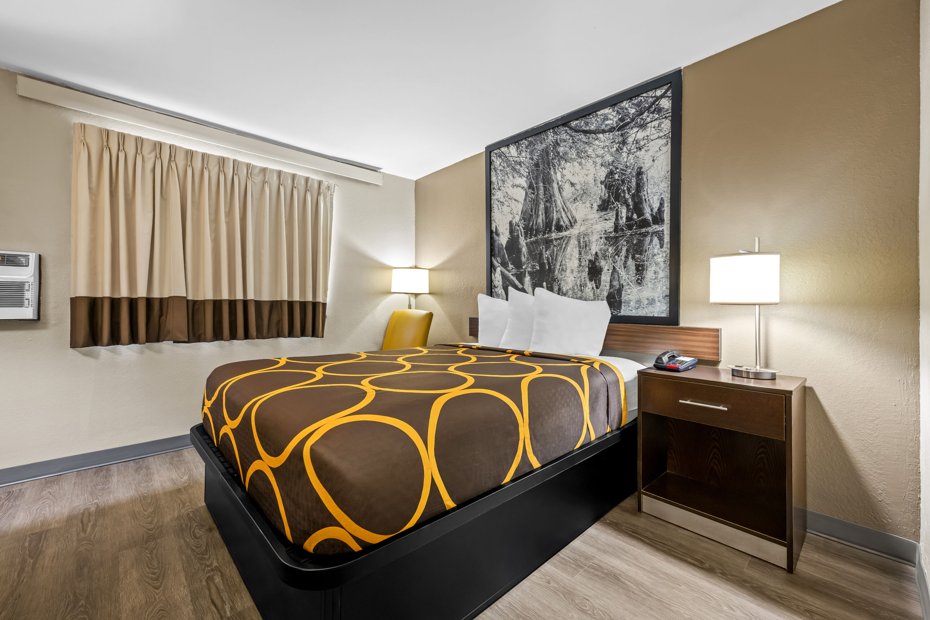 Queen bed guest room at the Super 8 by Wyndham Homewood Birmingham Area in Homewood, Alabama