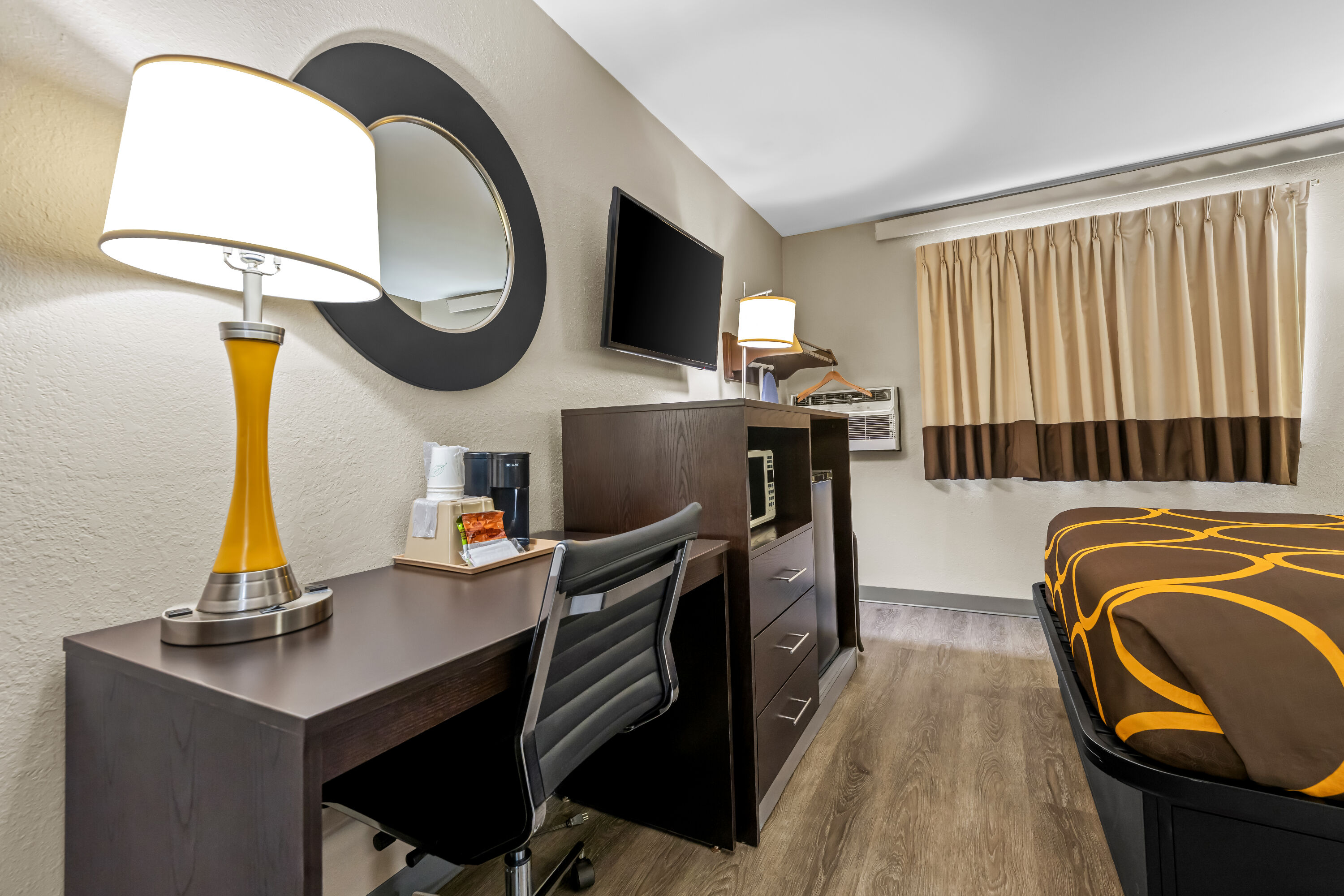 Queen bed guest room at the Super 8 by Wyndham Homewood Birmingham Area in Homewood, Alabama