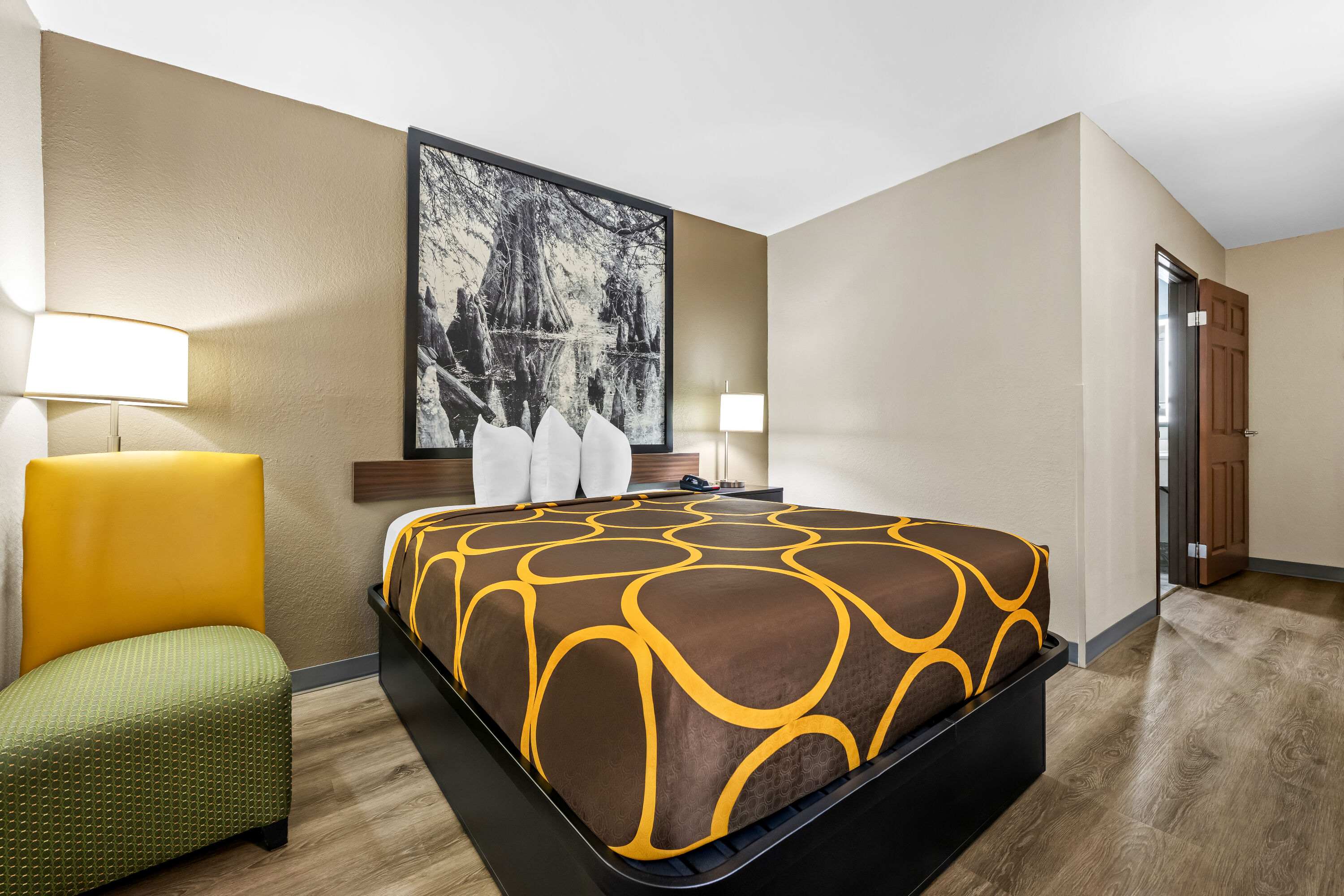 Queen bed guest room at the Super 8 by Wyndham Homewood Birmingham Area in Homewood, Alabama