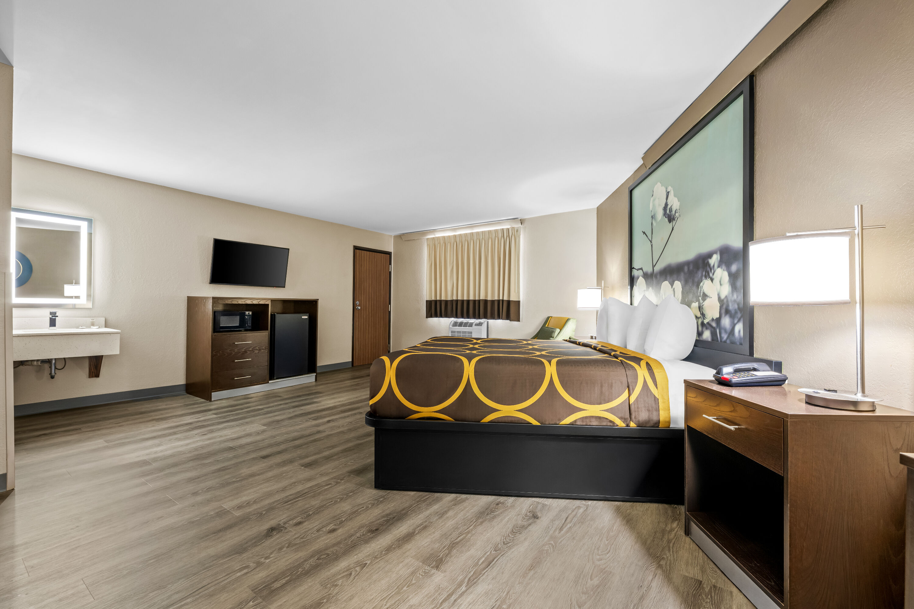 Super 8 by Wyndham Homewood Birmingham Area suite in Homewood, Alabama