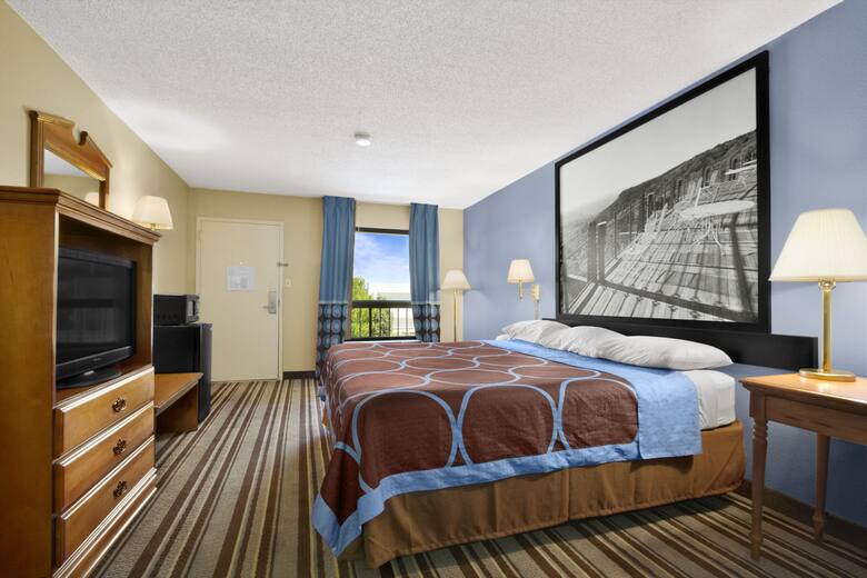 Guest room at the Super 8 Oxford in Oxford, Alabama