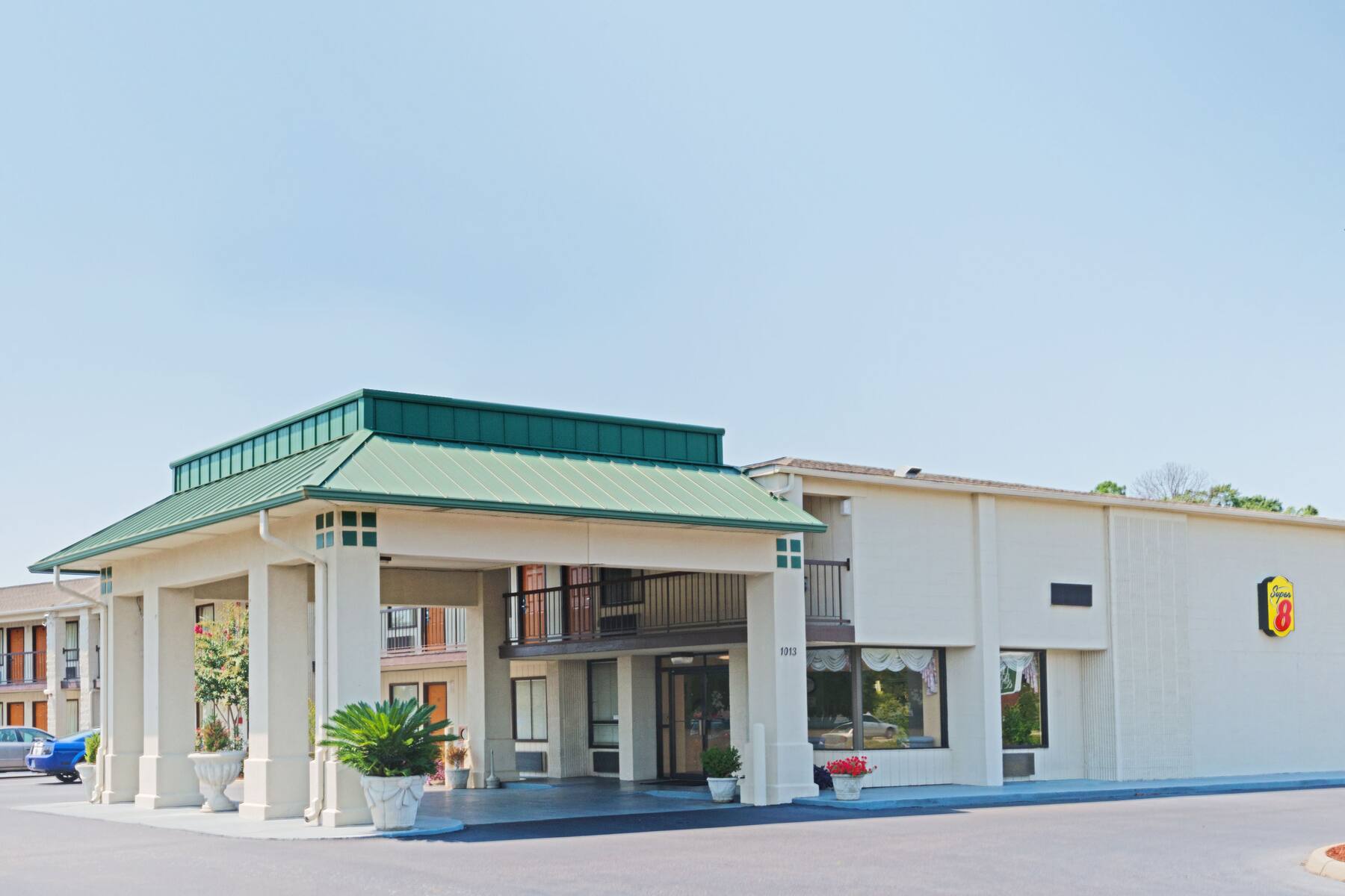 Exterior of Super 8 Troy hotel in Troy, Alabama Exterior of Super 8 Troy hotel in Troy, Alabama