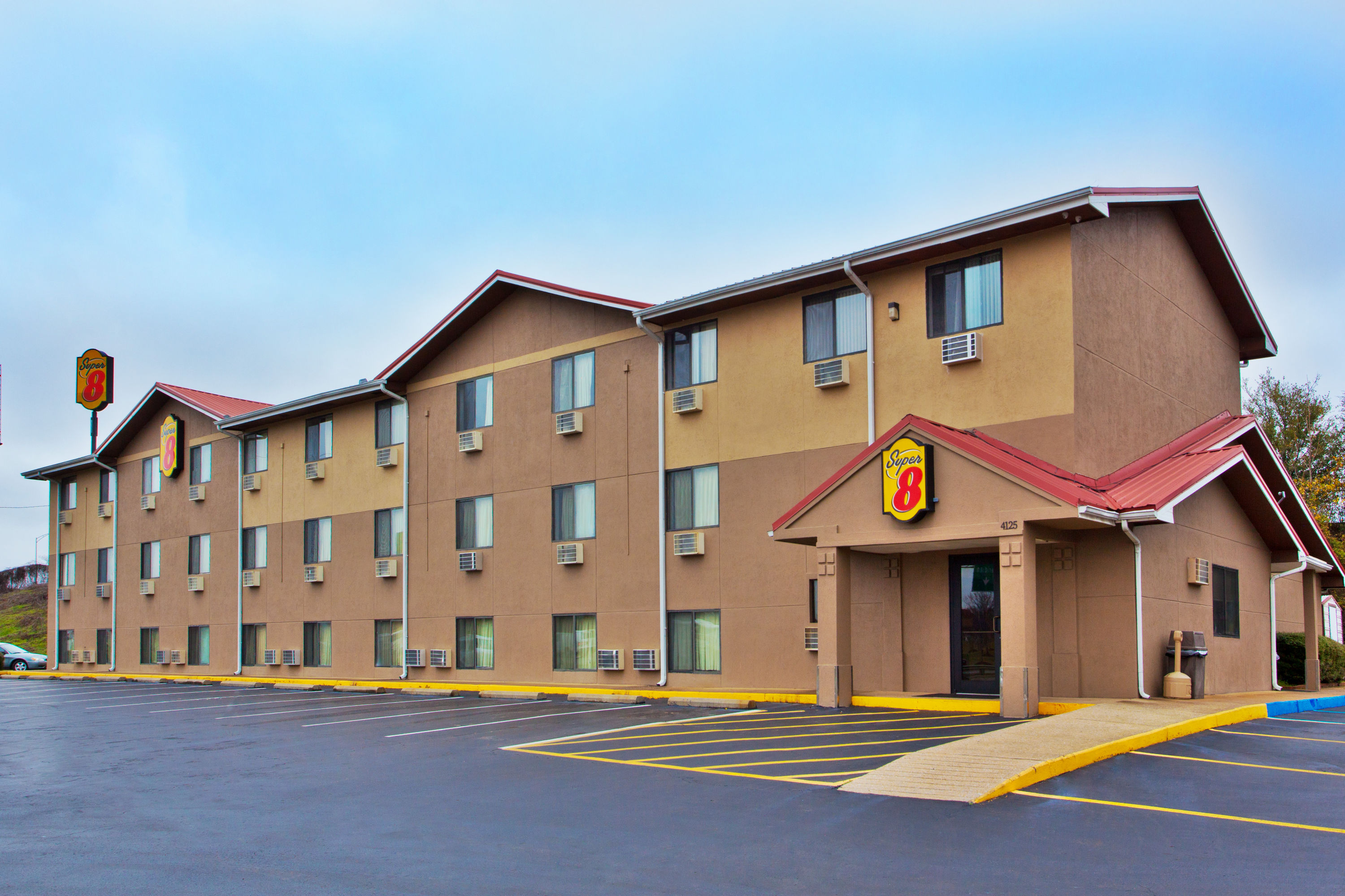 Exterior Day Image of Super 8 by Wyndham Tuscaloosa hotel in Tuscaloosa, Alabama
