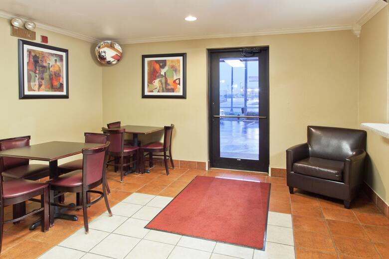 Super 8 Tuscaloosa hotel lobby in Tuscaloosa, Alabama