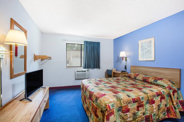 Guest room at the Super 8 Hot Springs in Hot Springs, Arkansas