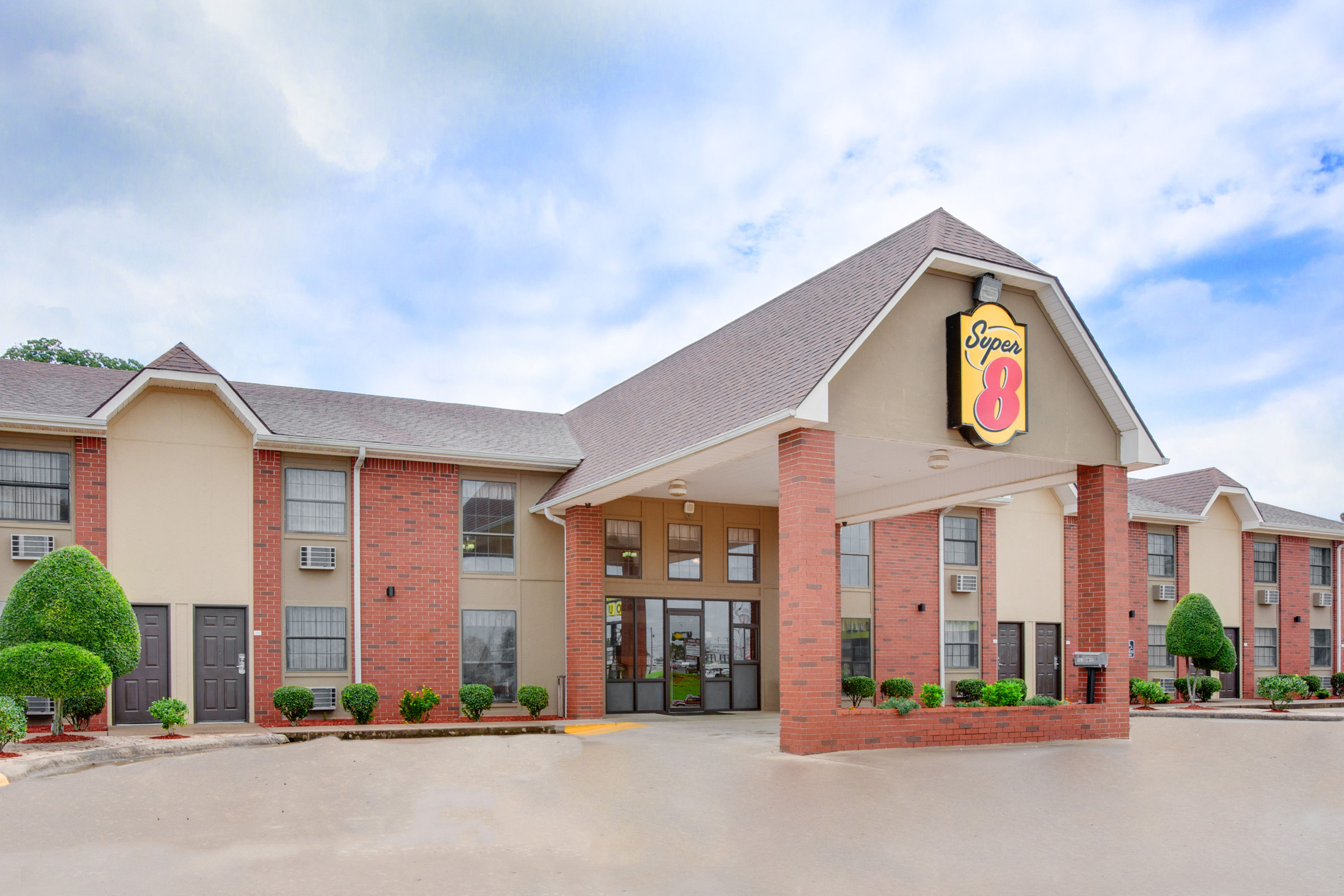 Exterior Day Image of Super 8 by Wyndham Morrilton hotel in Morrilton, Arkansas