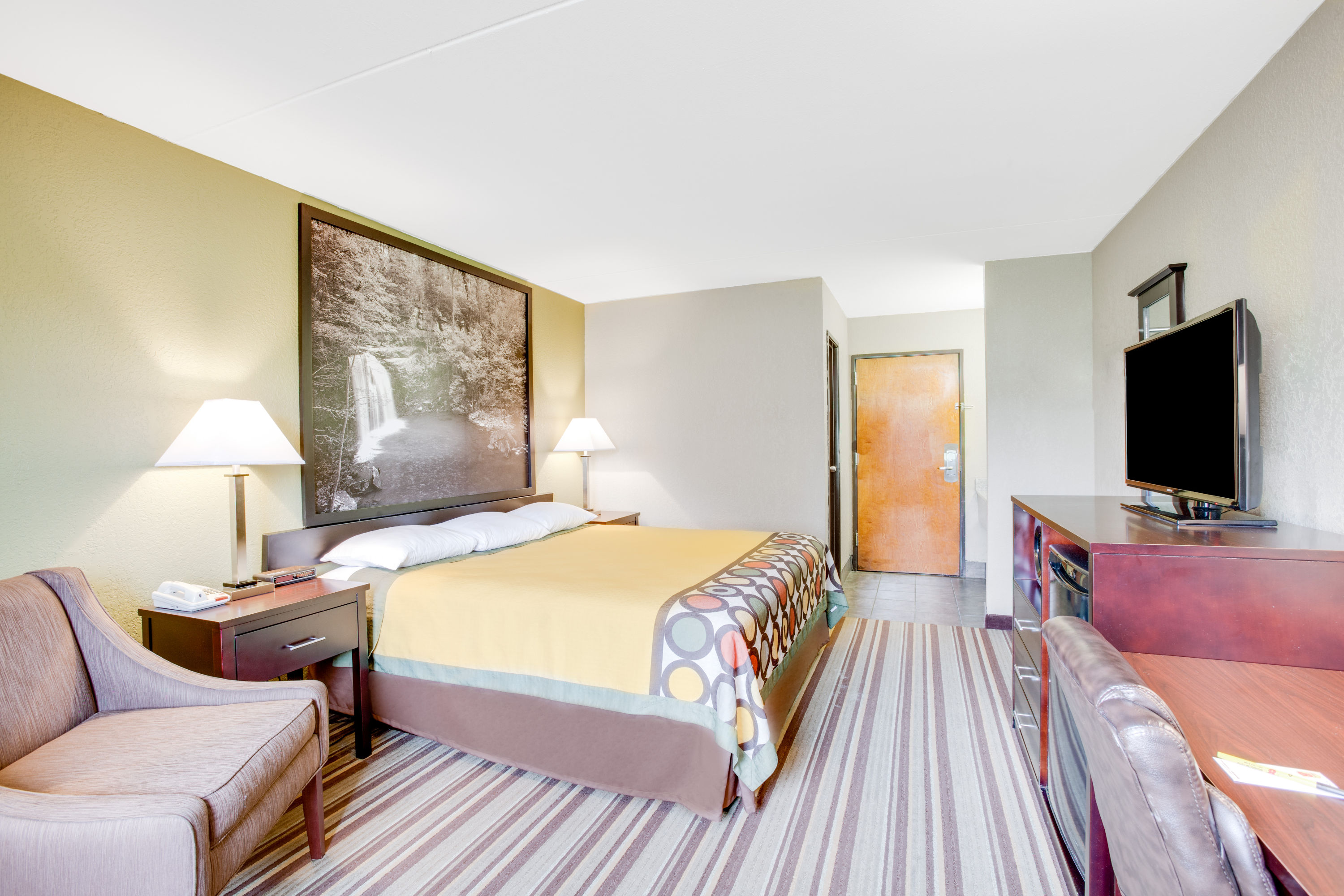 Guest room at the Super 8 by Wyndham Morrilton in Morrilton, Arkansas