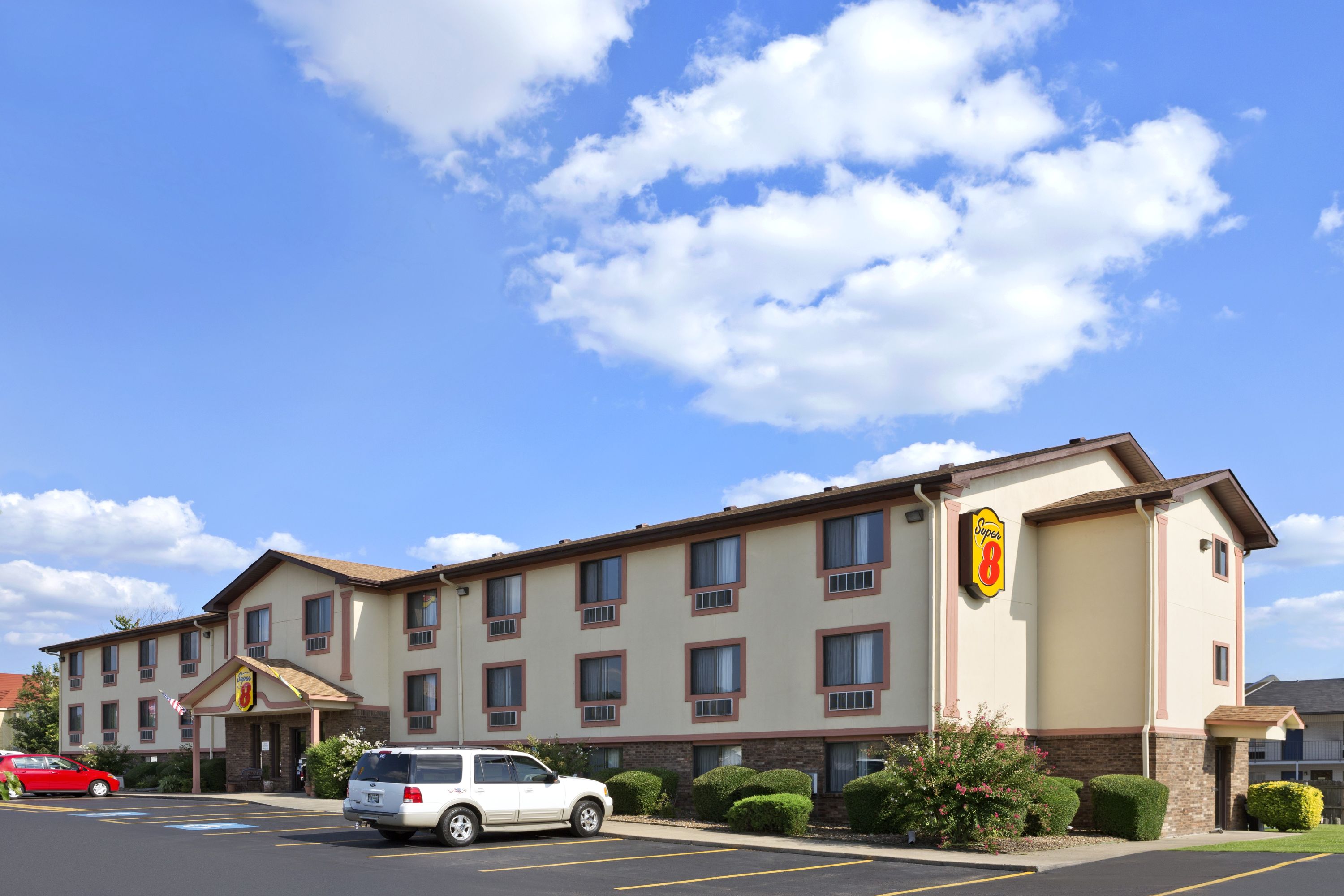 Exterior of Super 8 by Wyndham Russellville hotel in Russellville, Arkansas