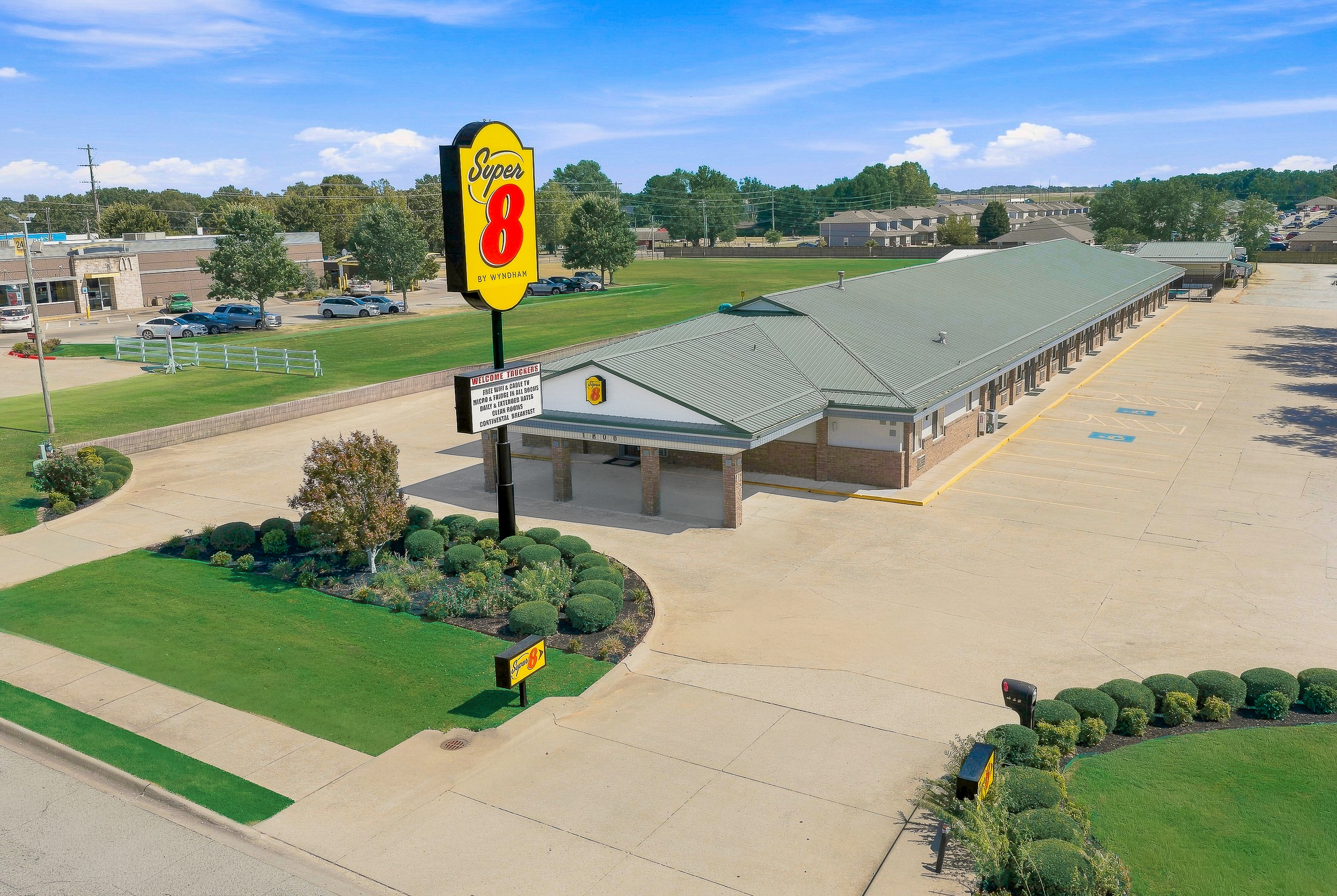 Exterior of Super 8 by Wyndham Siloam Springs hotel in Siloam Springs, Arkansas