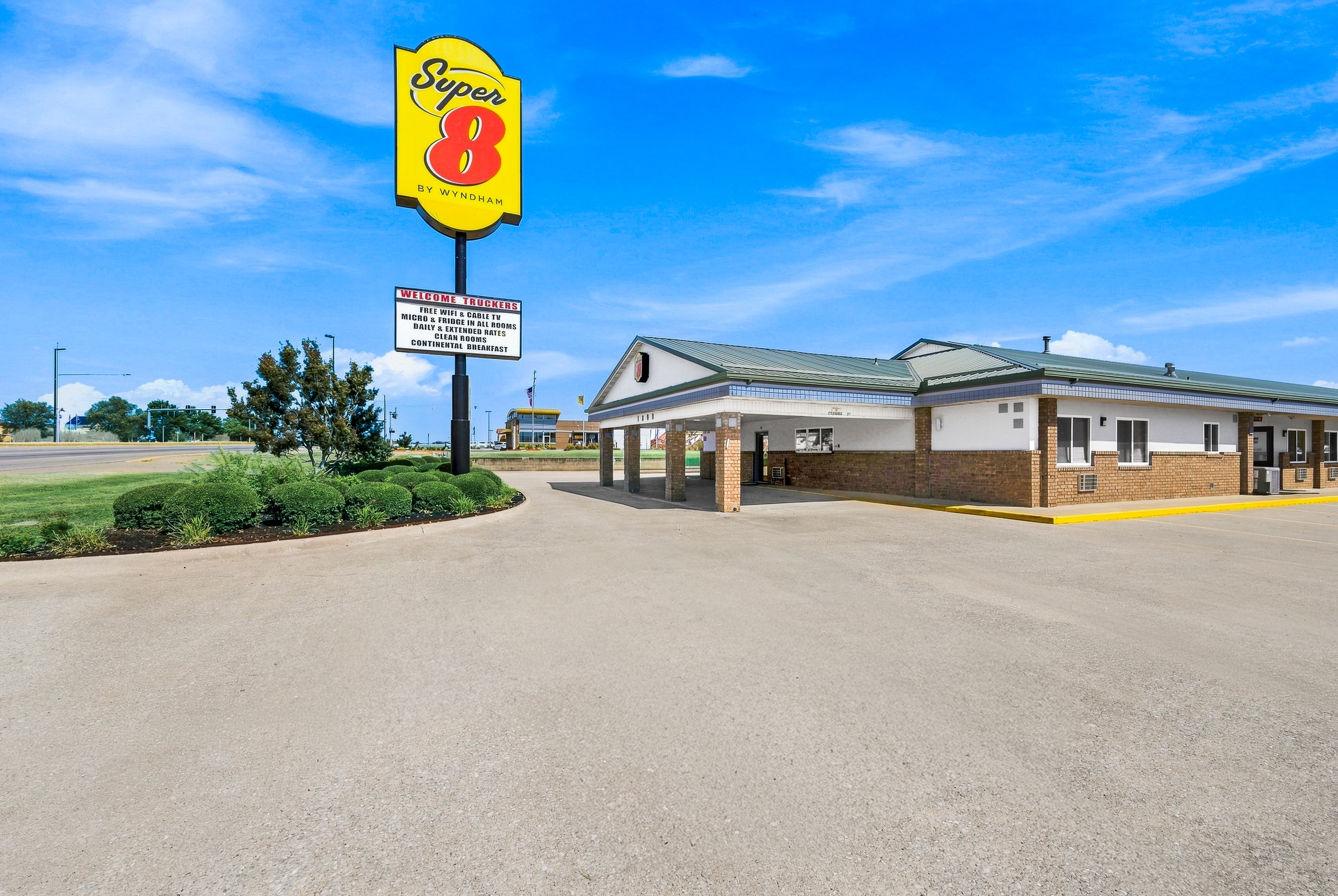 Exterior of Super 8 by Wyndham Siloam Springs hotel in Siloam Springs, Arkansas