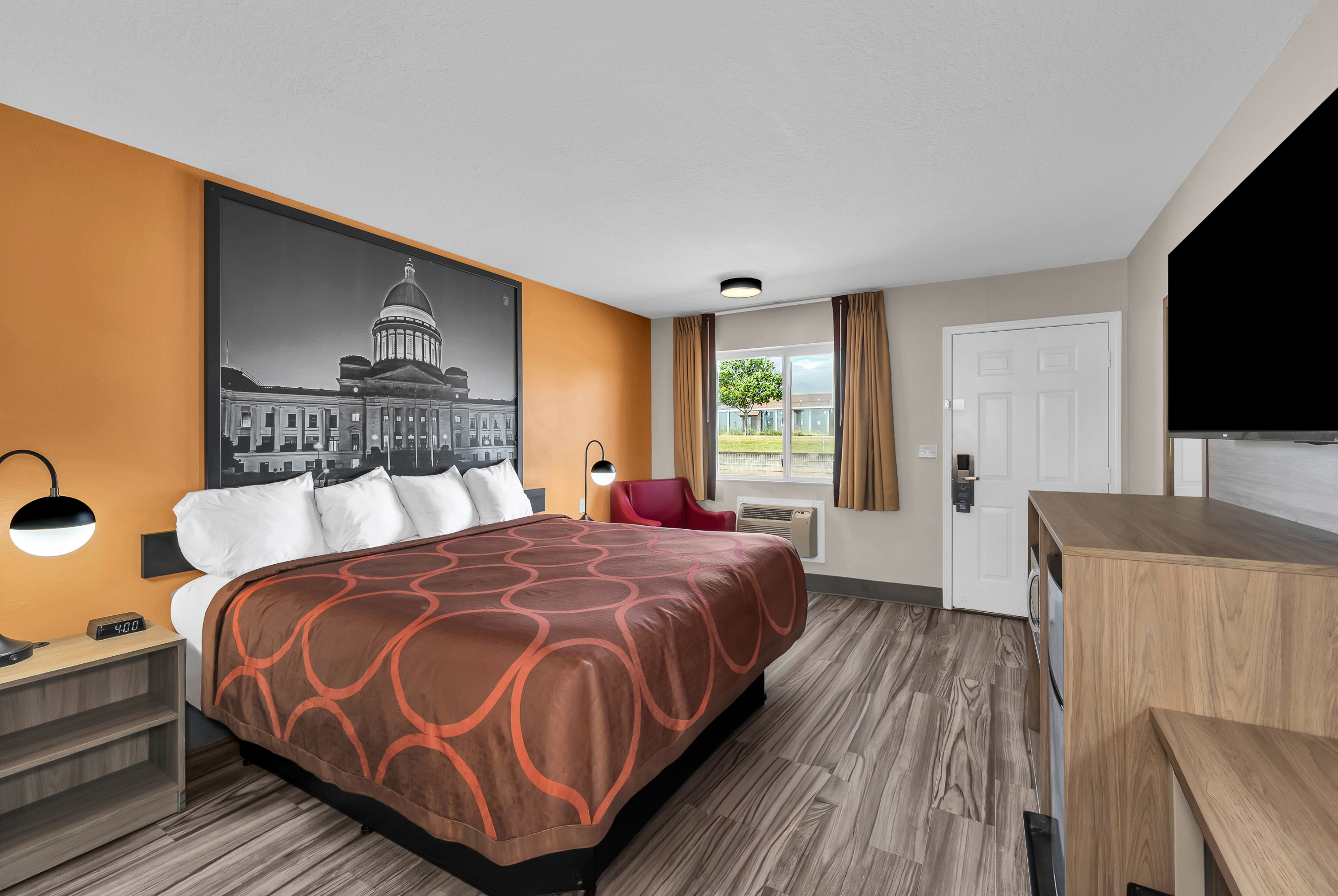 Guest room at the Super 8 by Wyndham Siloam Springs in Siloam Springs, Arkansas
