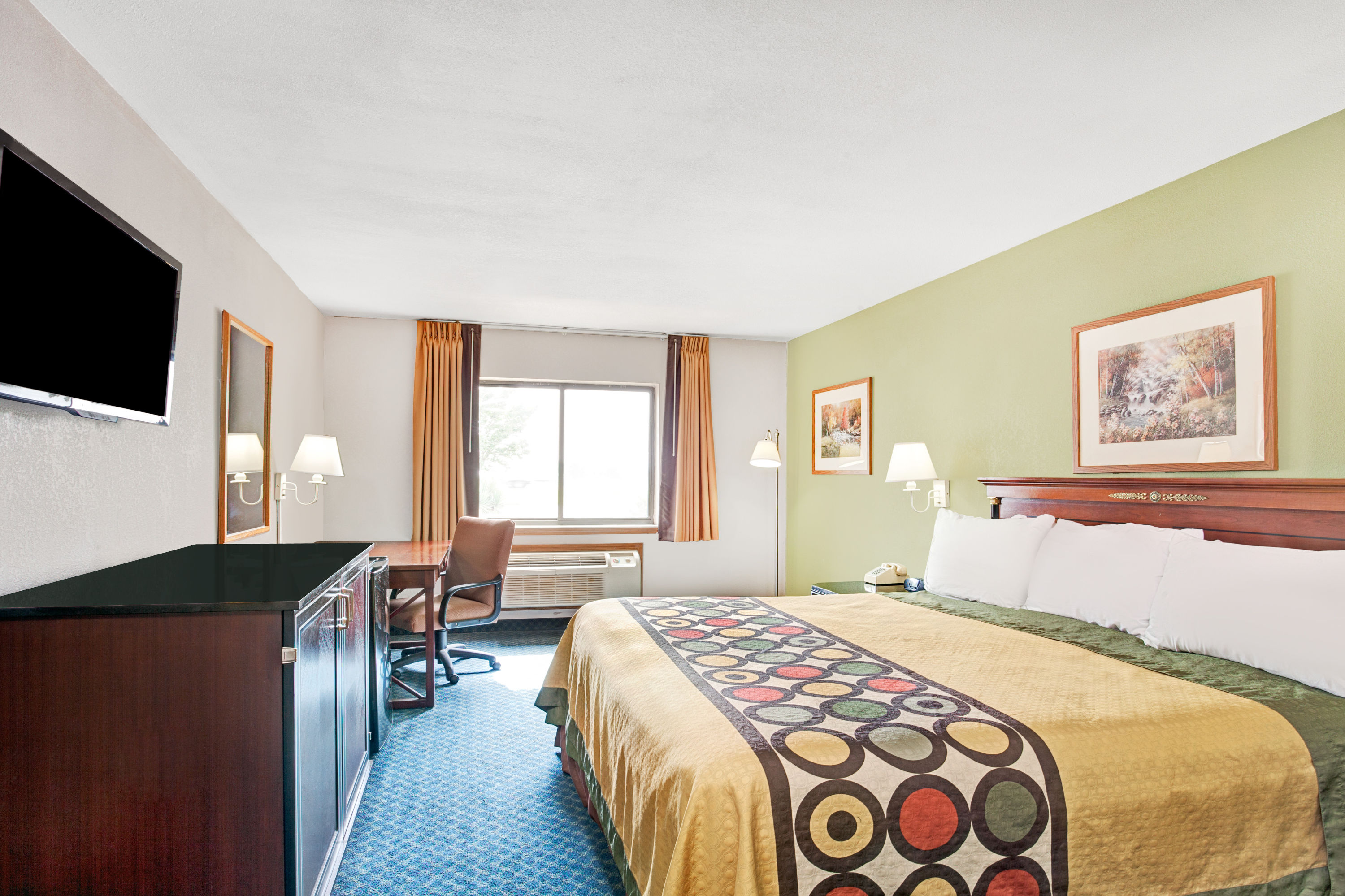 Guest room at the Super 8 by Wyndham West Memphis in West Memphis, Arkansas