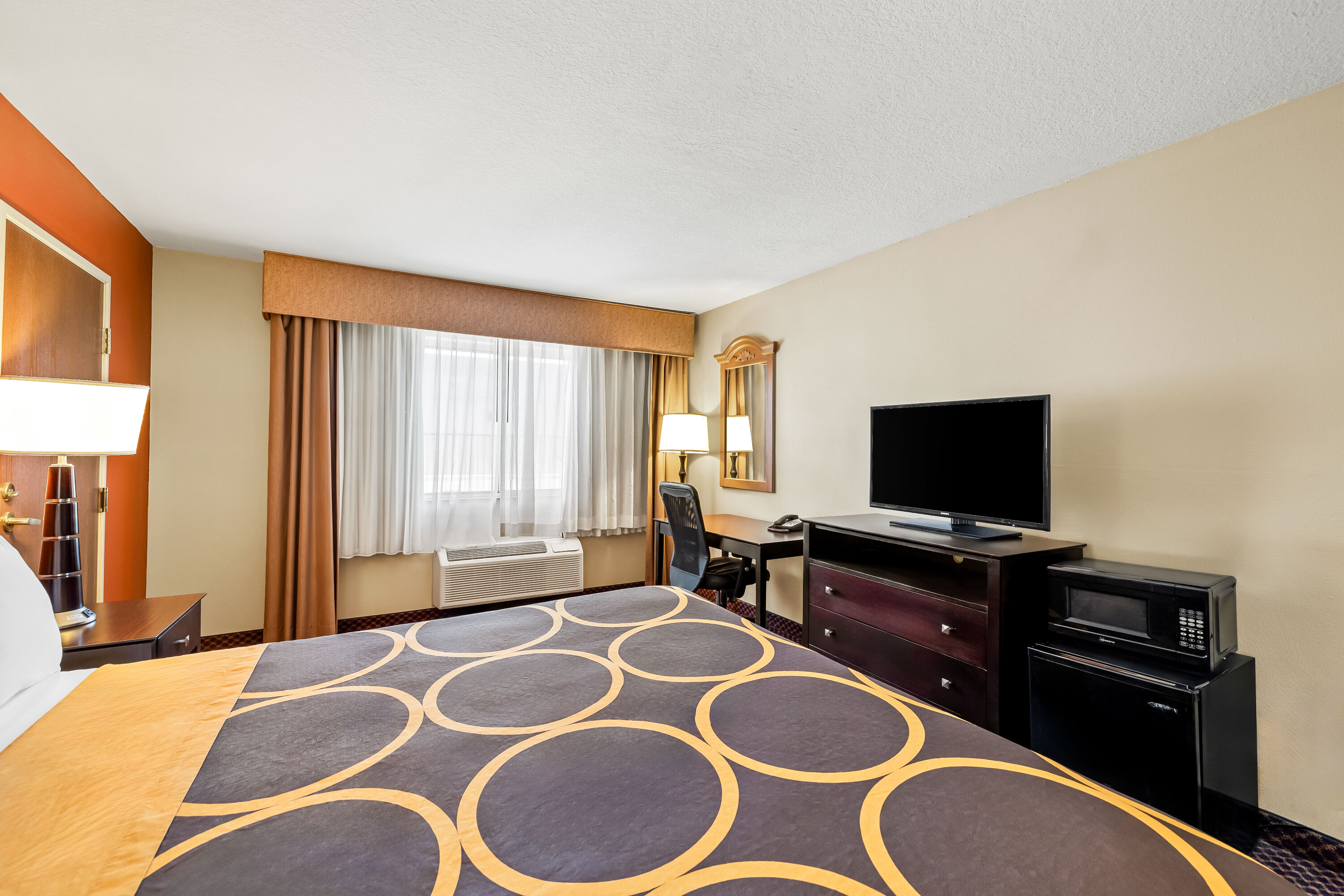 King bed guest room at the Super 8 by Wyndham Marana/Tucson Area in Marana, Arizona