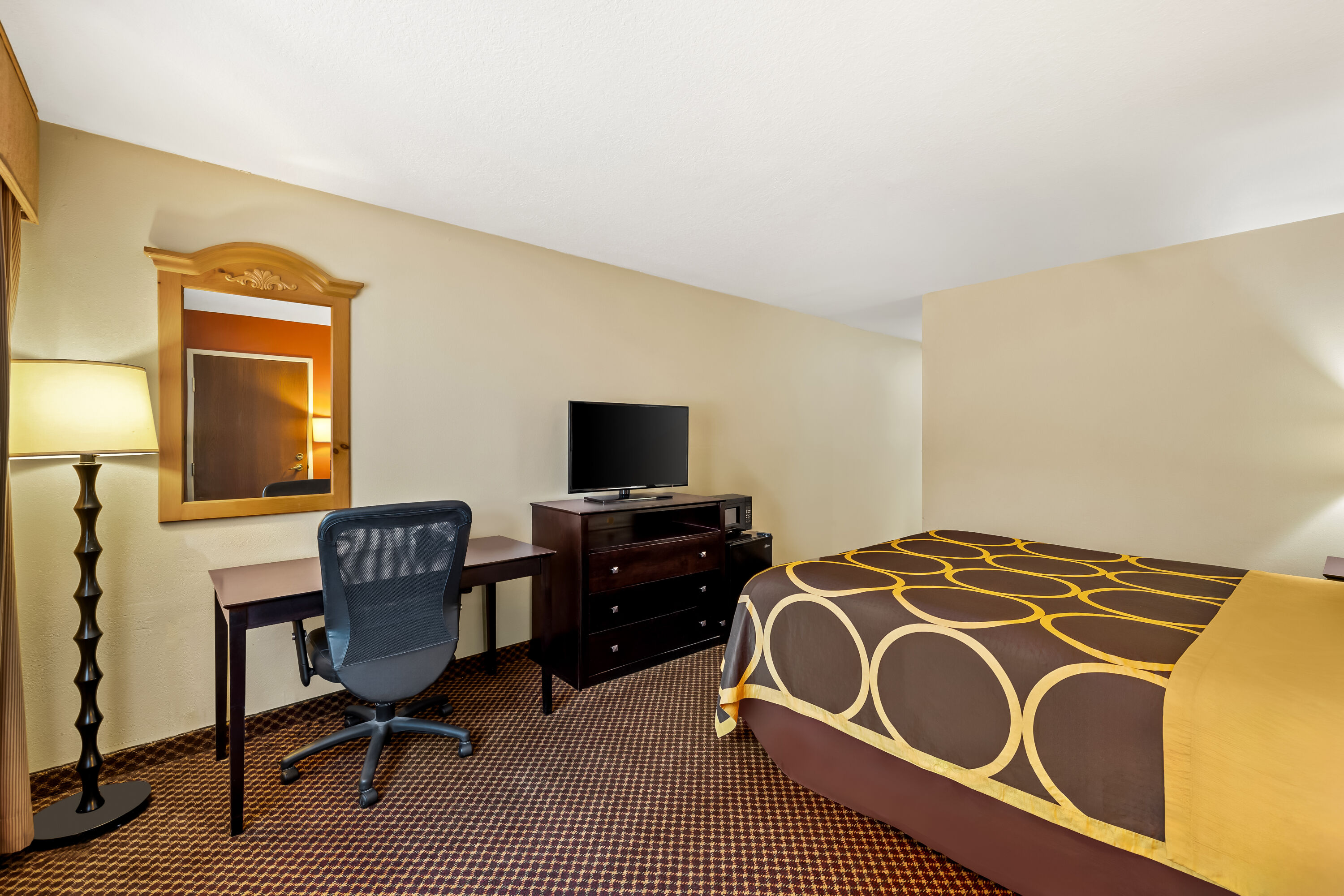 King bed guest room at the Super 8 by Wyndham Marana/Tucson Area in Marana, Arizona