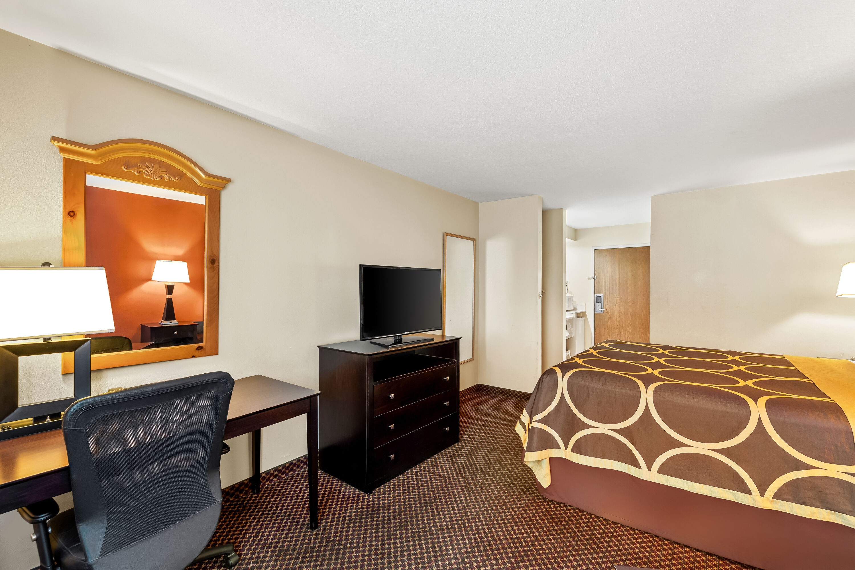 King bed guest room at the Super 8 by Wyndham Marana/Tucson Area in Marana, Arizona