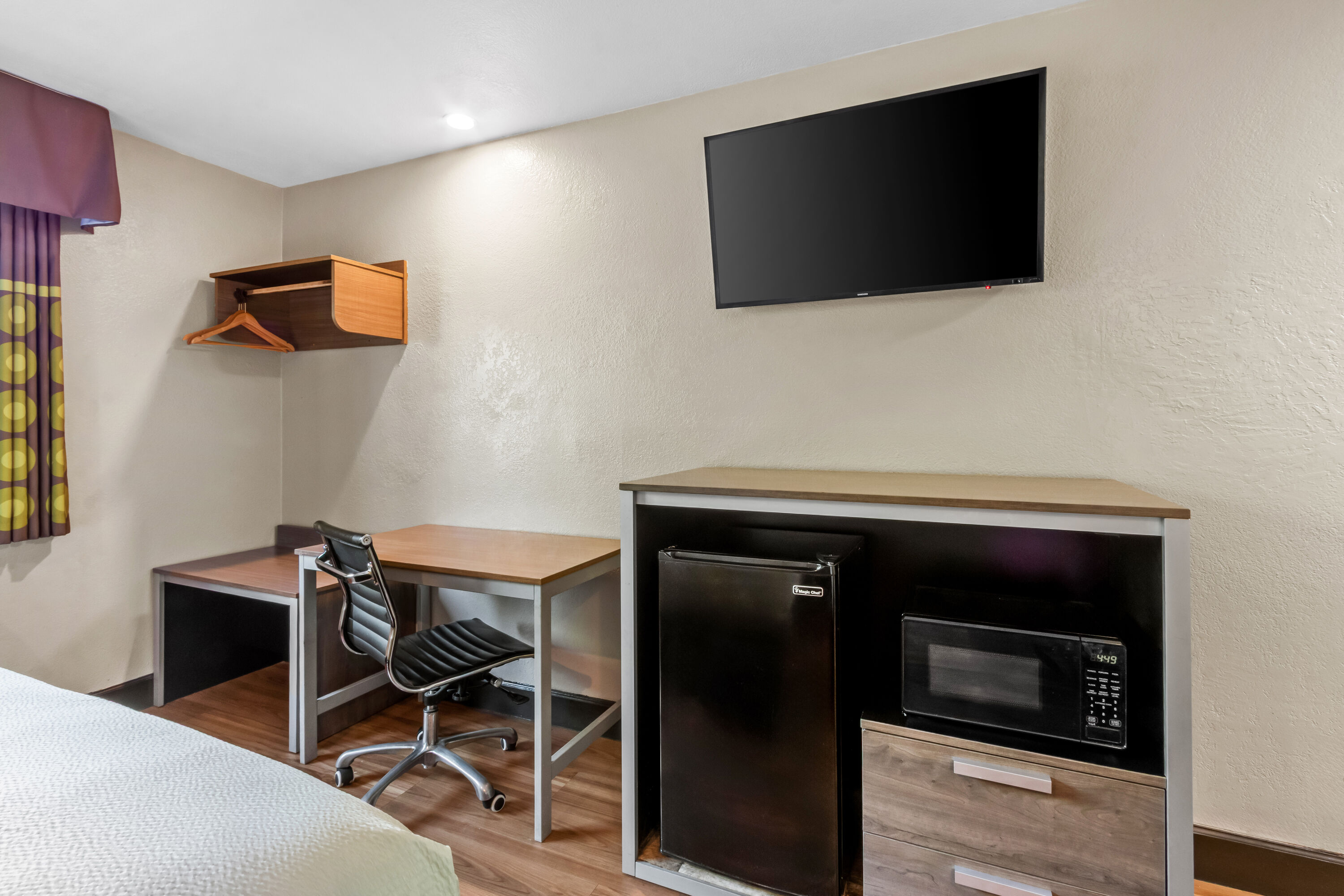 Double bed guest room at the Super 8 by Wyndham - Mesa/Gilbert in Mesa, Arizona