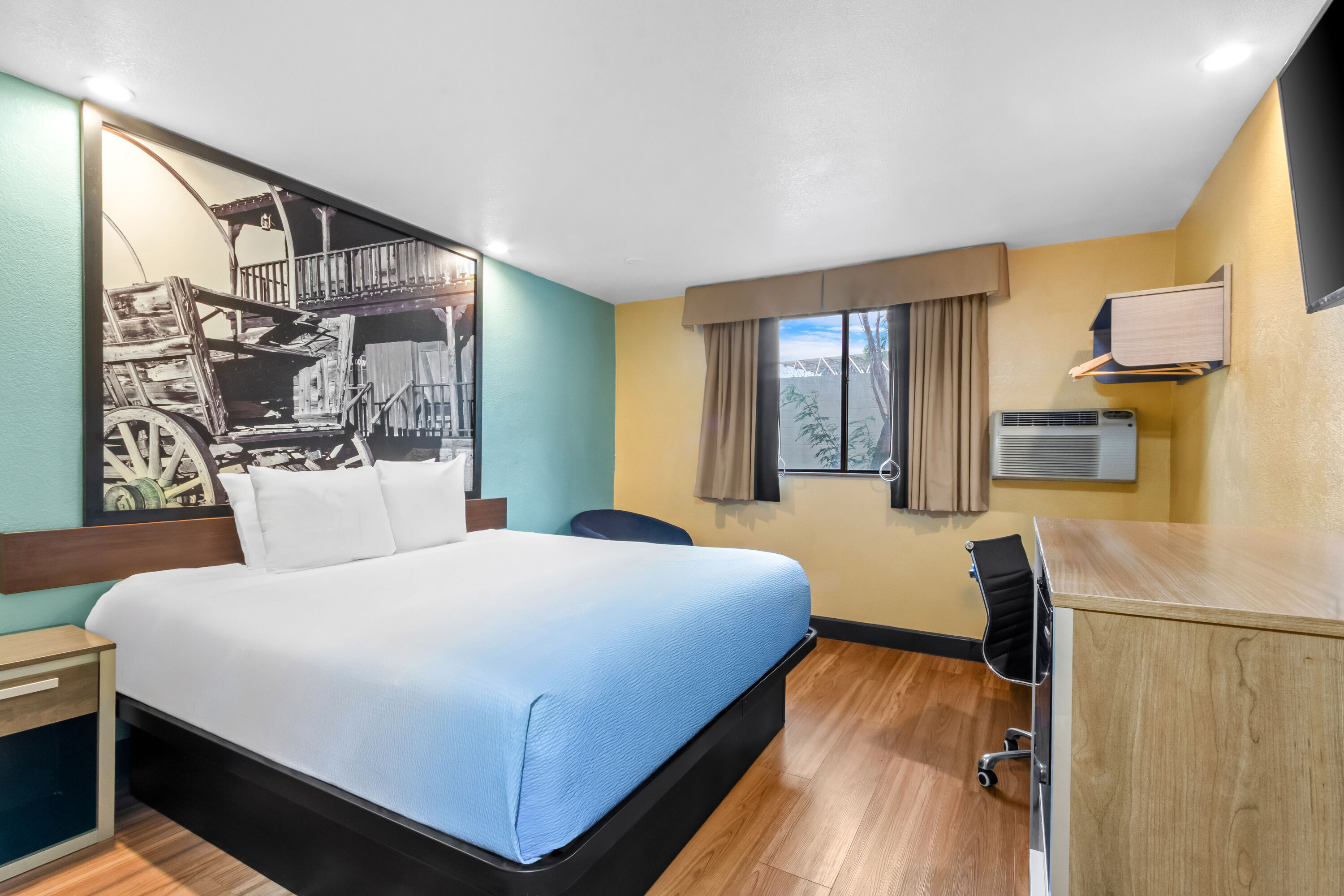 King bed guest room at the Super 8 by Wyndham - Mesa/Gilbert in Mesa, Arizona