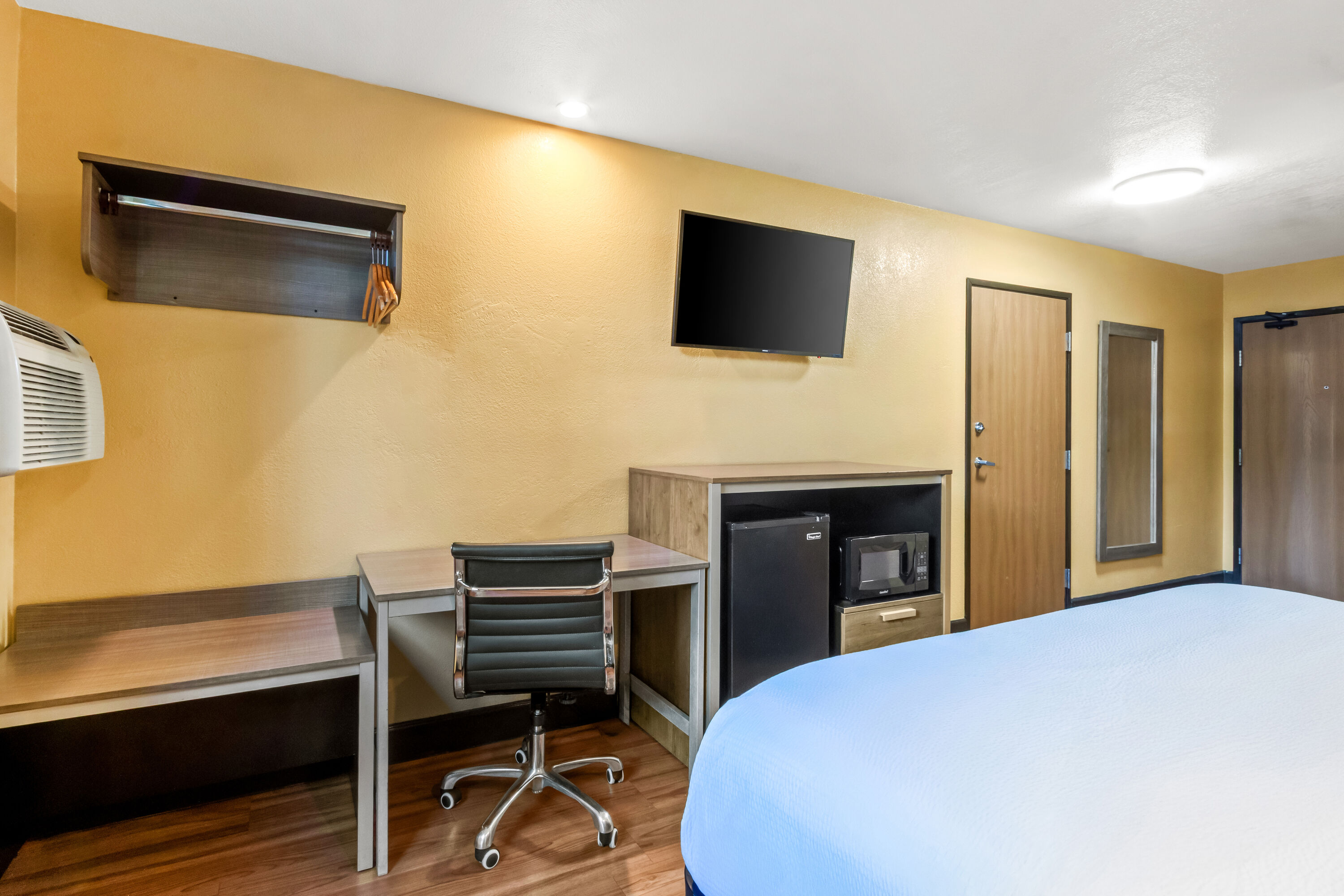 King bed guest room at the Super 8 by Wyndham - Mesa/Gilbert in Mesa, Arizona