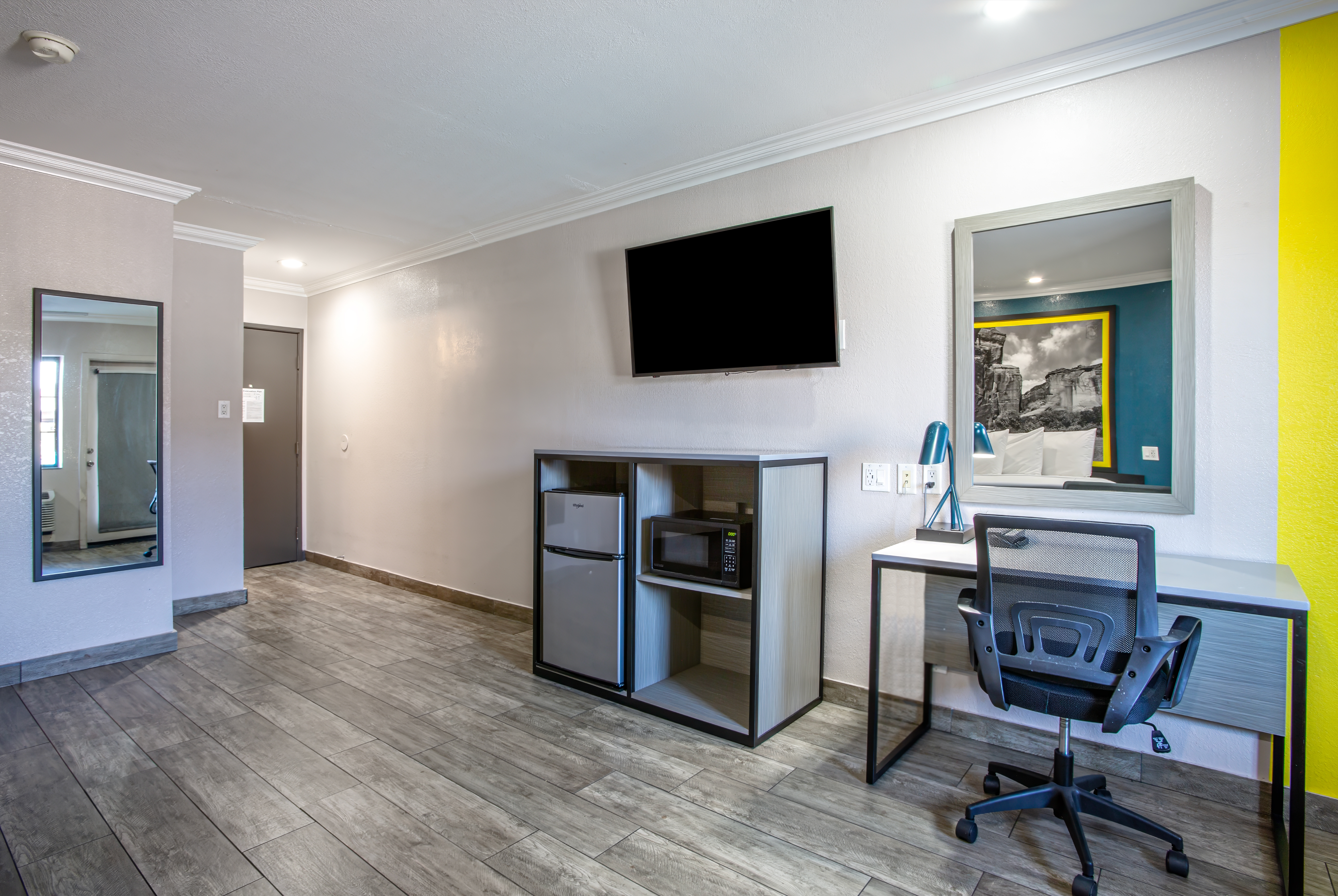 Guest room at the Super 8 by Wyndham Mesa Downtown Near Convention Center in Mesa, Arizona