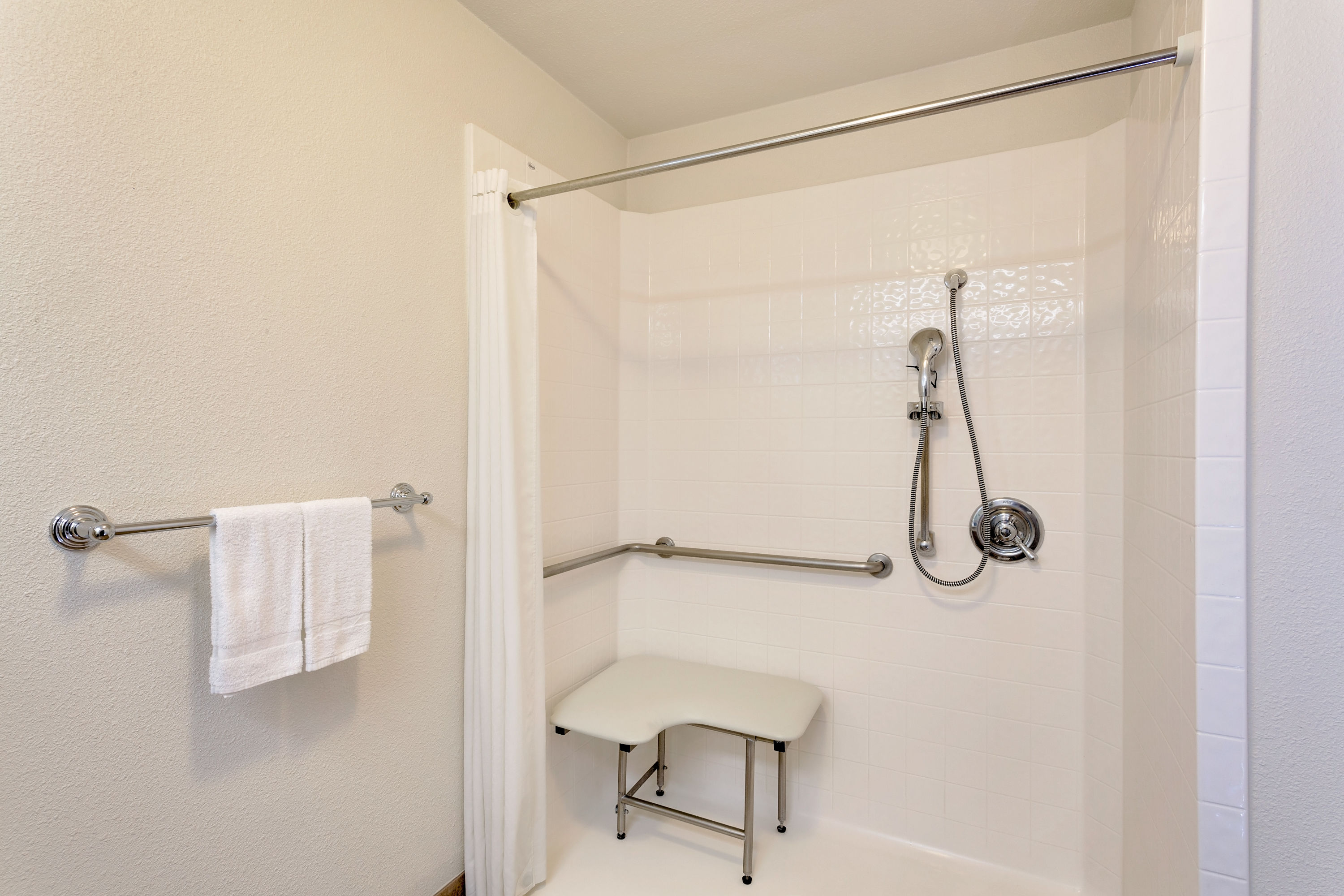 Guest room bath at the Super 8 by Wyndham Alturas in Alturas, California