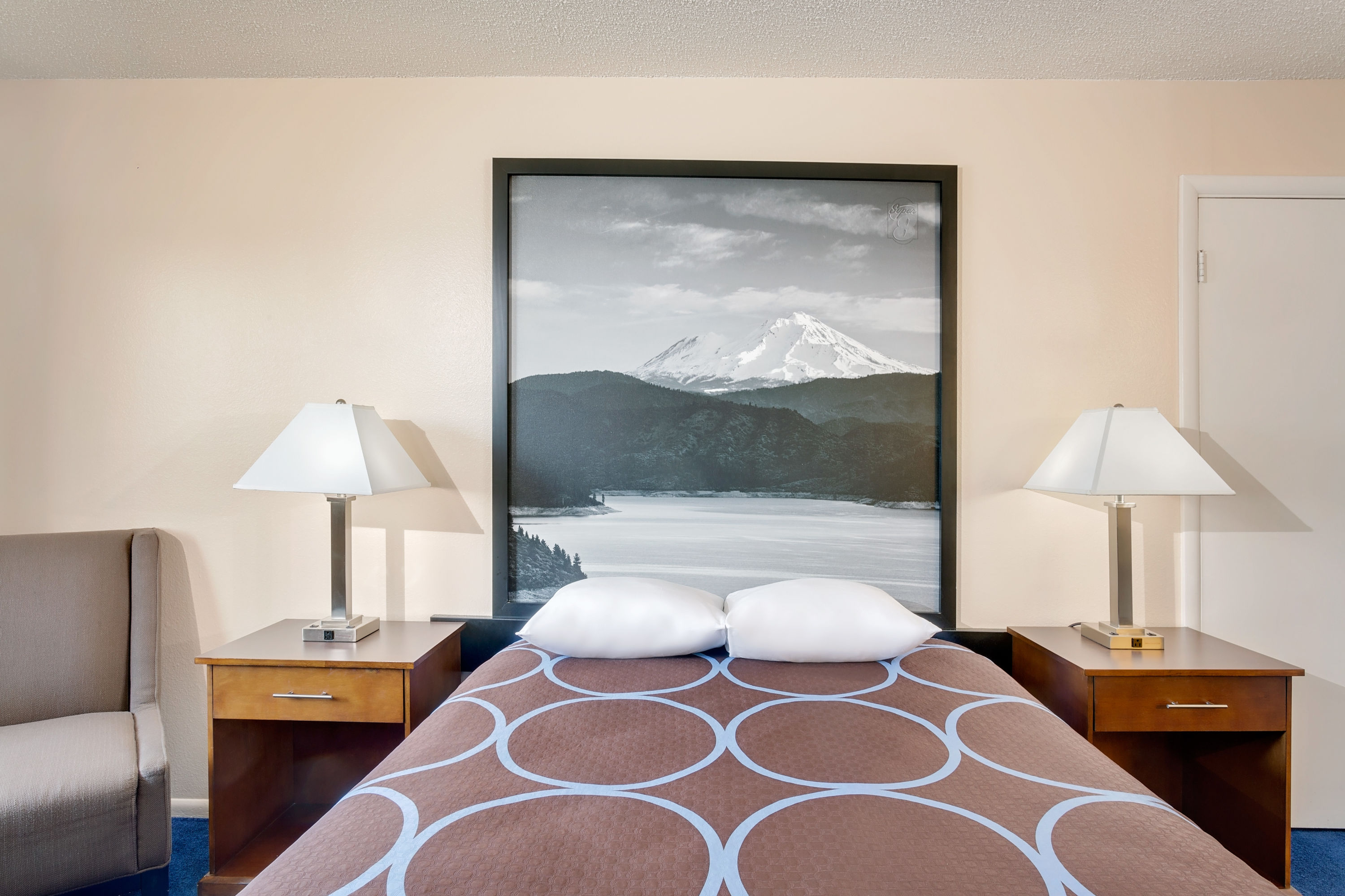 Guest room at the Super 8 by Wyndham Alturas in Alturas, California