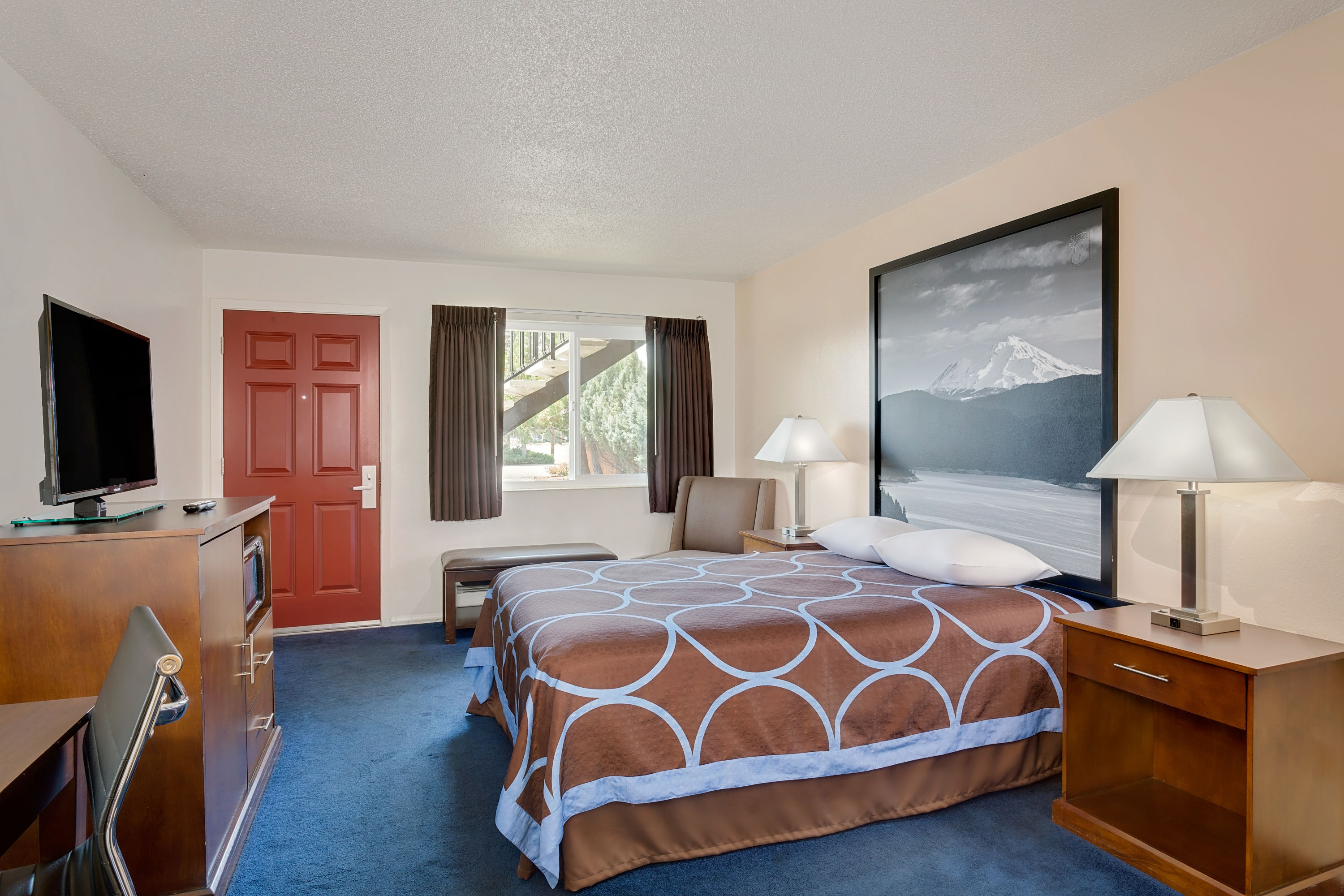 Guest room at the Super 8 by Wyndham Alturas in Alturas, California