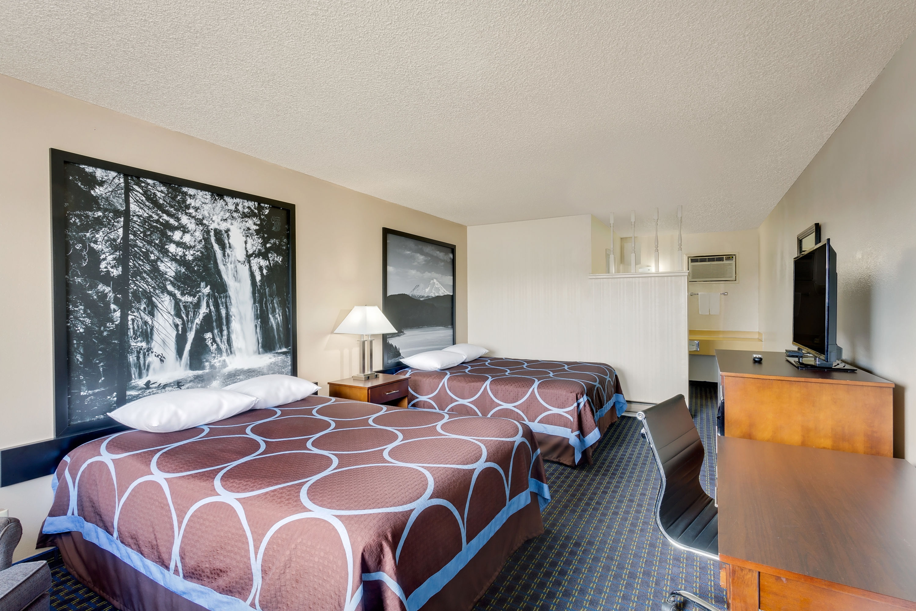Guest room at the Super 8 by Wyndham Alturas in Alturas, California